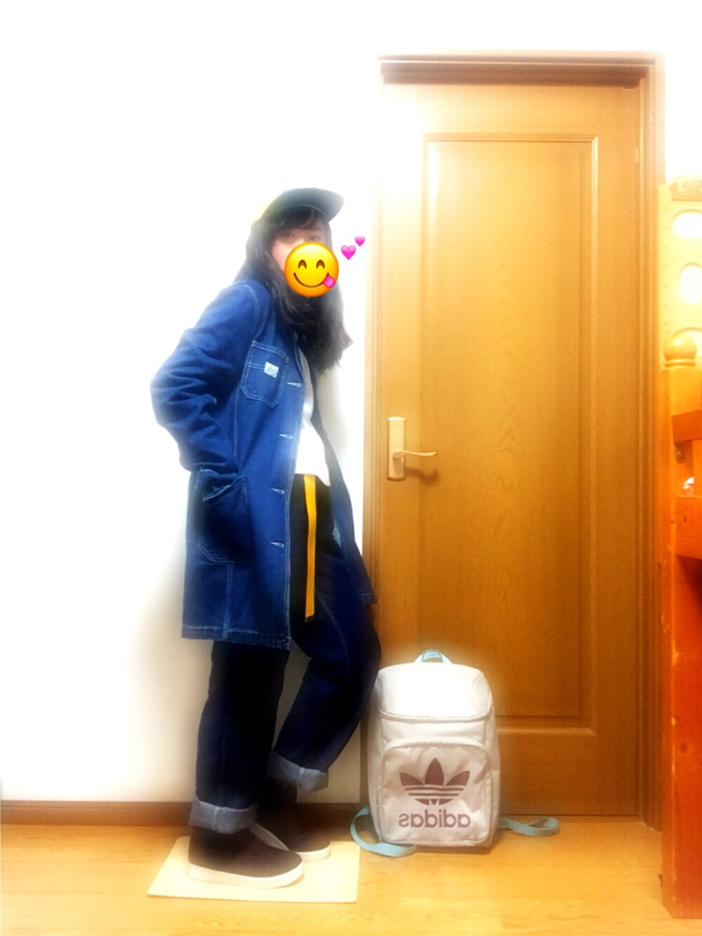 「outfit、denim、デニム、デニムオンデニム、デニムジャケット、白ニット、キャップ、ガチャベルト、カジュアルコーデ、ラクチンコーデ」｜「adidas Originalsのアイテム（キャップ、イエロー系）」を使った、佳澄さん（レディース・161cm）の春コーディネートの1枚目の写真