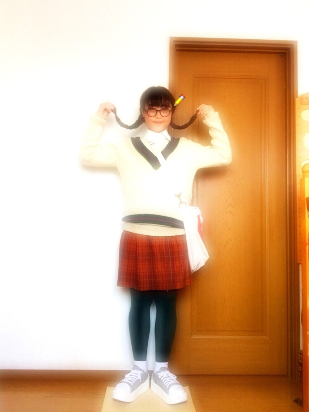 「outfit、casual、スクールニット、Vネック、チェックスカート、sneakers、Tokyo bopper、めがね、春コーデ」｜「サントニブンノイチのアイテム（ニット/セーター、ホワイト系）」を使った、佳澄さん（レディース・161cm）の春コーディネートの1枚目の写真