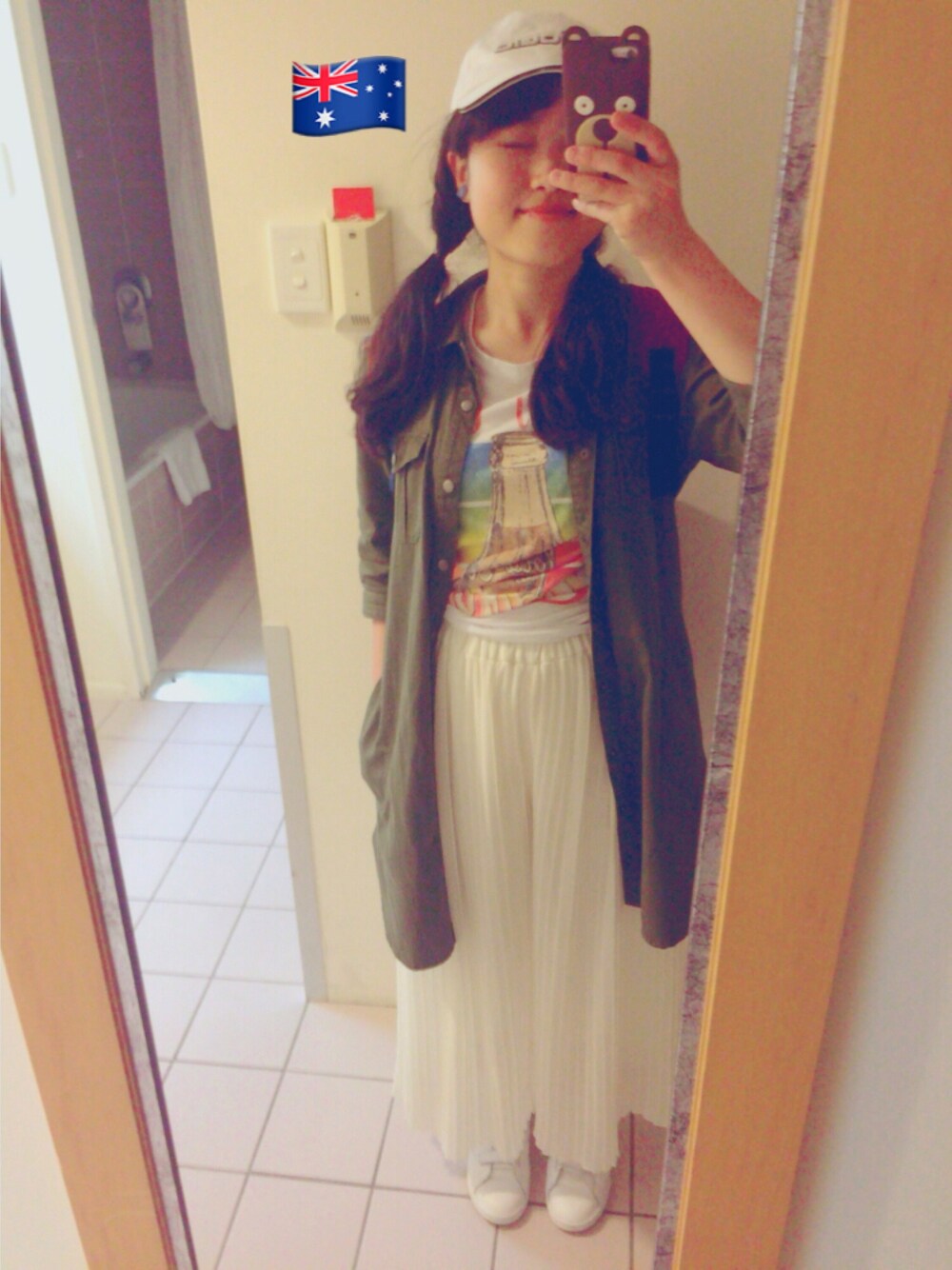 「outfit、summer、sneakers、white、ベルクロ、Australia、プリーツパンツ、ホワイトコーデ」｜「Quiksilverのアイテム（キャップ、ホワイト系）」を使った、佳澄さん（レディース・161cm）の春コーディネートの1枚目の写真