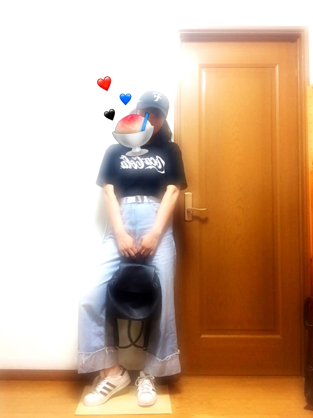 「outfit、summer、denim、casual、sneakers、coke、ワイドパンツ、ガチャベルト」｜「NIKEのアイテム（キャップ、ブラック系）」を使った、佳澄さん（レディース・161cm）の夏コーディネートの1枚目の写真