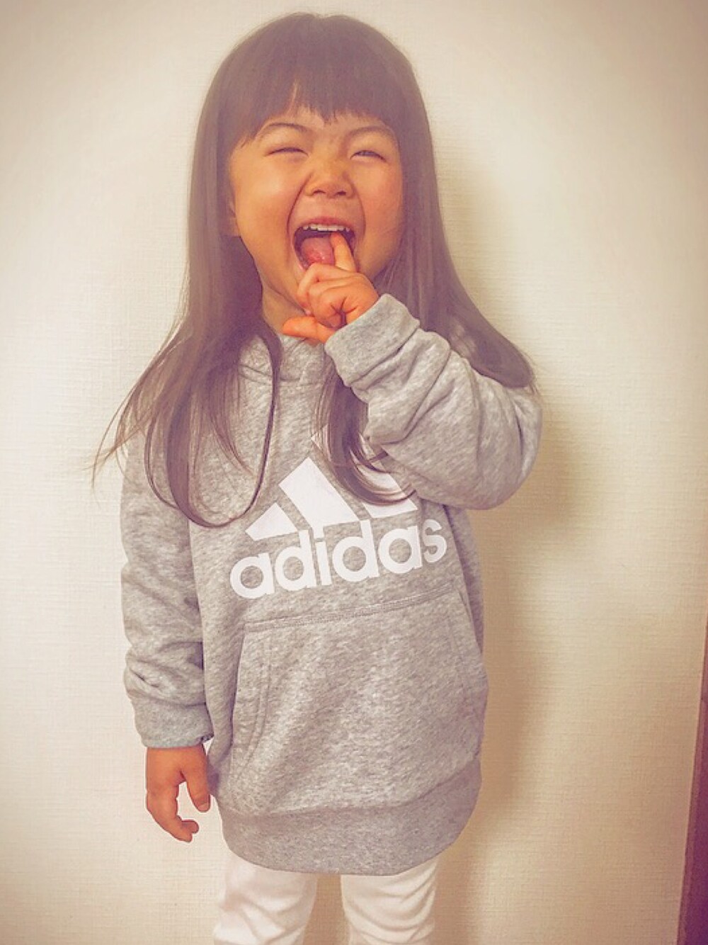 「adidasのアイテム（パーカー、グレー系）」を使った、Ri☻さん（キッズ・90cm）の春コーディネートの1枚目の写真