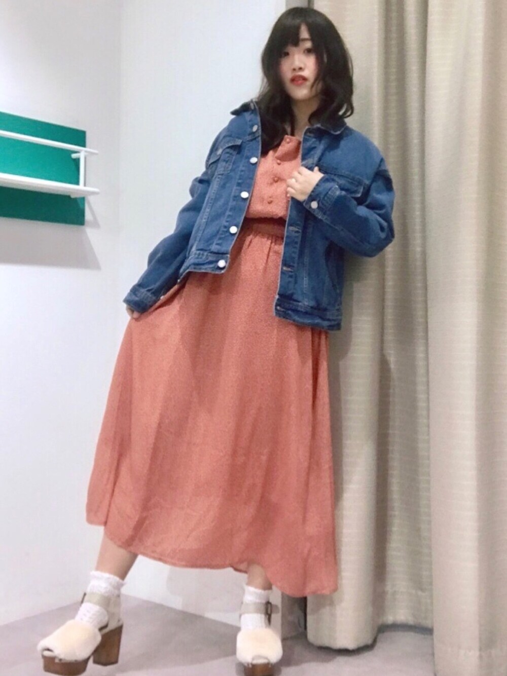 「平成最後のWEARISTAセンバツ、おしゃれさんと繋がりたい、大学生、ワンピース、Gジャン、デニム、デニムジャケット、ootd、春アウター、ホワイト」｜「RAY CASSINのアイテム（ワンピース/ドレス、レッド系）」を使った、🌼すず🌼さん（レディース・152cm）の春コーディネートの1枚目の写真