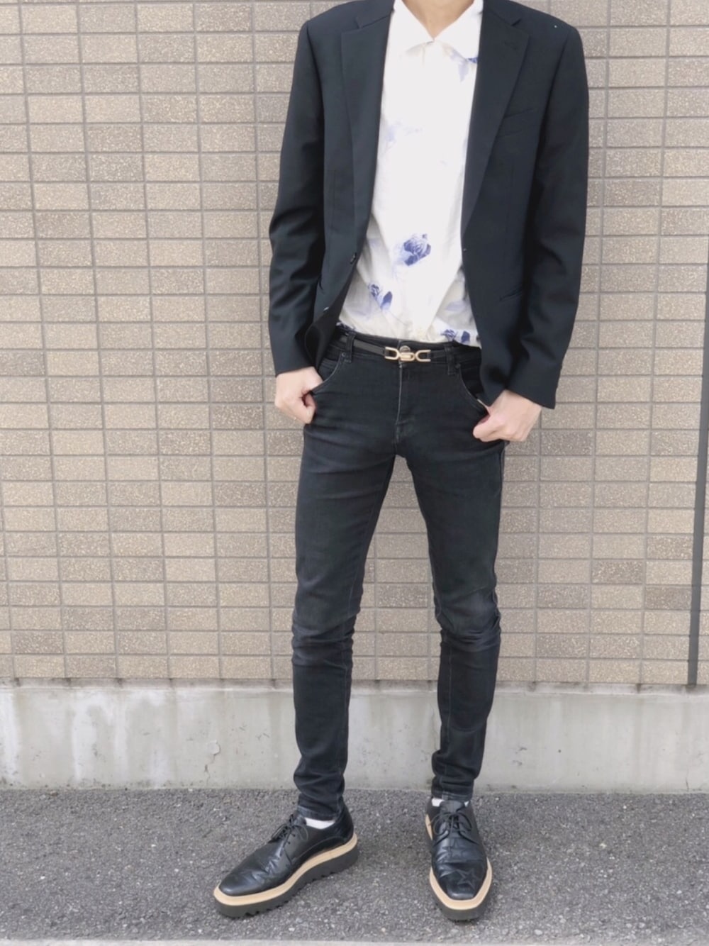「おしゃれさんと繋がりたい、シンプル、シンプルコーデ、キレイめ、きれいめカジュアル、韓国ファッション、花柄、黒スキニー」｜「coenのスニーカーインソックス●（ソックス/靴下、ホワイト系）」を使った、にしゅーさん（メンズ・176cm）の春コーディネートの1枚目の写真