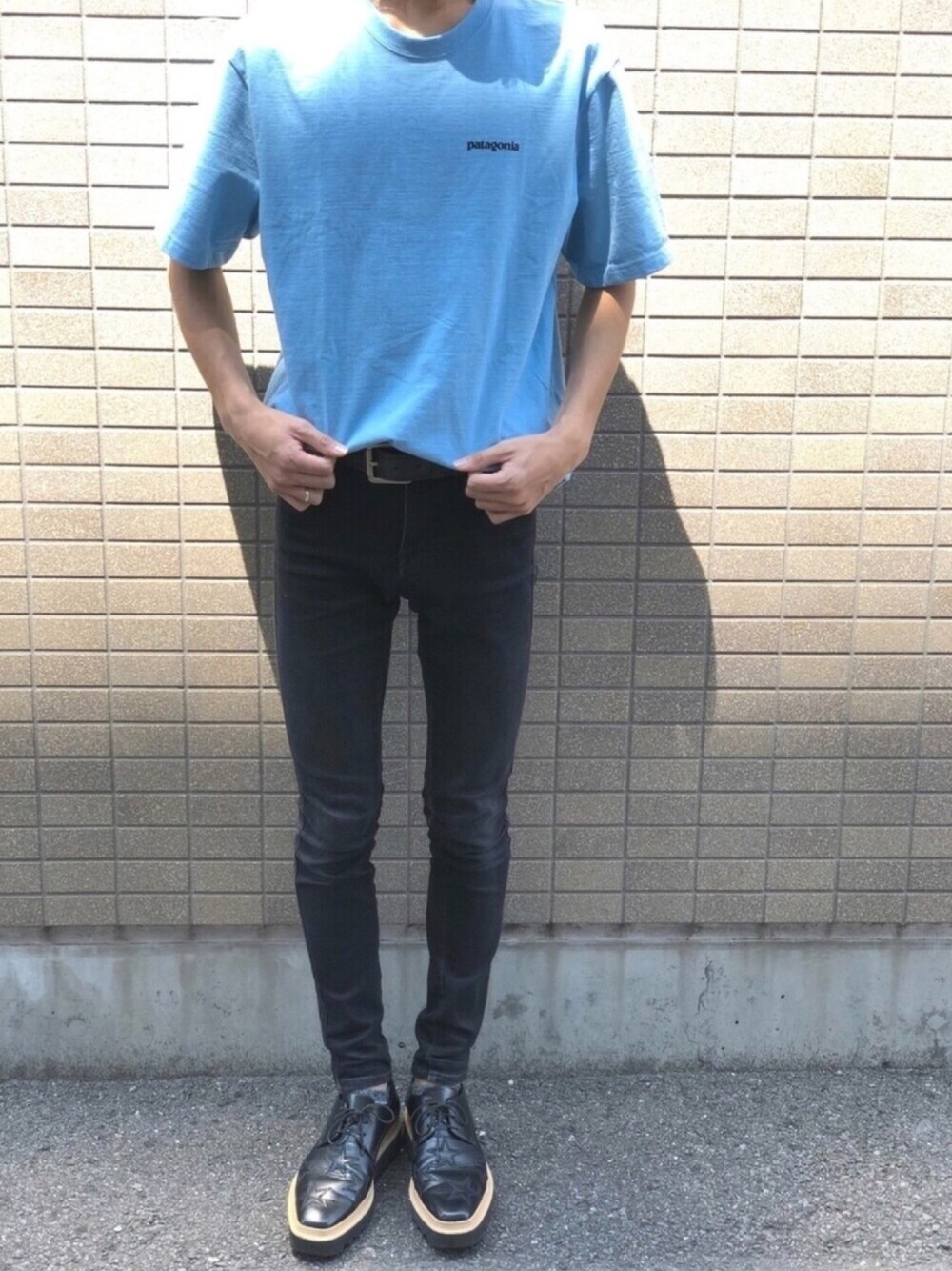 「夏コーデ、Tシャツ、カジュアル、カジュアルコーデ、きれいめカジュアル、おしゃれさんと繋がりたい、シンプルコーデ」｜「RAGEBLUEの＜3足セットでお買い得＞3PアンクルソックスSS/714773（ソックス/靴下、ブラック系）」を使った、にしゅーさん（メンズ・176cm）の春コーディネートの1枚目の写真