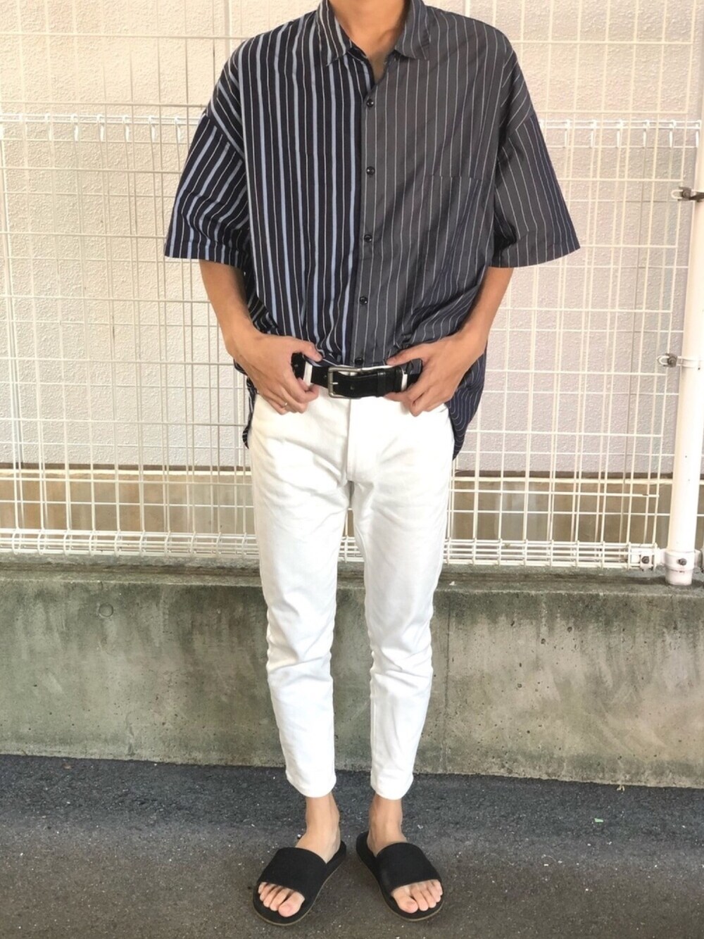 「白パンツ、シンプル、シンプルコーデ、カジュアル、カジュアルコーデ、きれいめカジュアル、サンダル、シャツ、おしゃれさんと繋がりたい」｜「THE CASUALのカツラギ素材 ストレッチ アンクル パンツ（その他パンツ、ホワイト系）」を使った、にしゅーさん（メンズ・176cm）の春コーディネートの1枚目の写真