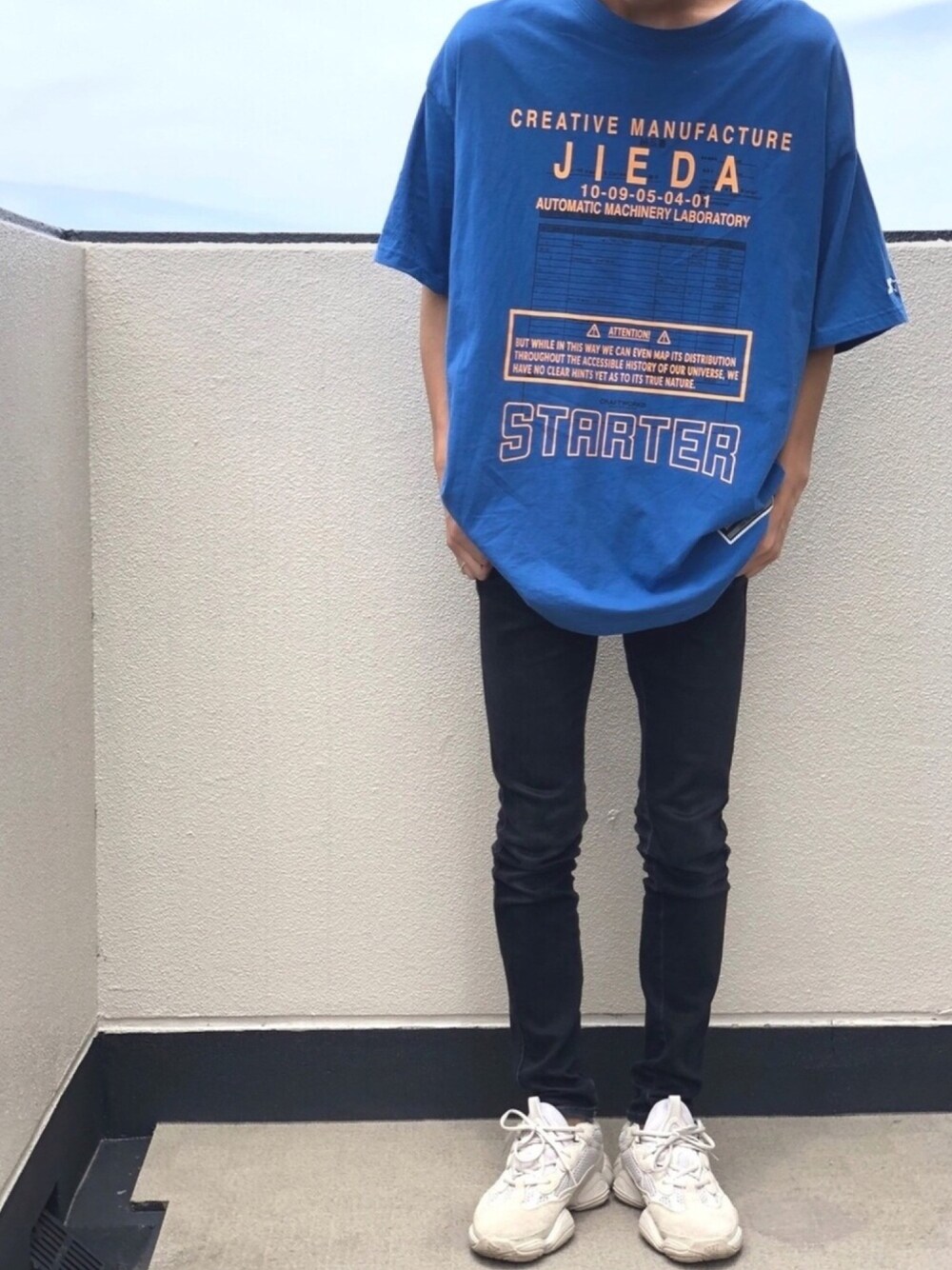 「お洒落さんとつながりたい、いいね、save、フォローお願いします🤑、スニーカーコーデ、ストリート、シンプル、シンプルコーデ、夏コーデ」｜「Yeezyのadidas YEEZY 500 BLUSH（MEN）（スニーカー、ホワイト系）」を使った、にしゅーさん（メンズ・176cm）の春コーディネートの1枚目の写真