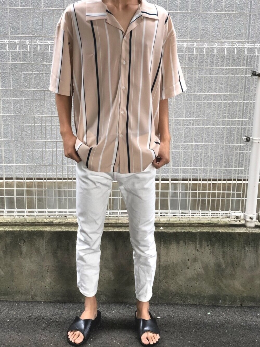 「夏コーデ、シャツスタイル、サンダル、シンプル、シンプルコーデ、カジュアル、きれいめカジュアル、おしゃれさんと繋がりたい、黒、FUJIROCKEEN、keen」｜「NO NEEDのNO NEED ハーフスリーブマルチストライプオーバーサイズシャツ（シャツ/ブラウス、ベージュ系）」を使った、にしゅーさん（メンズ・175cm）の夏コーディネートの1枚目の写真