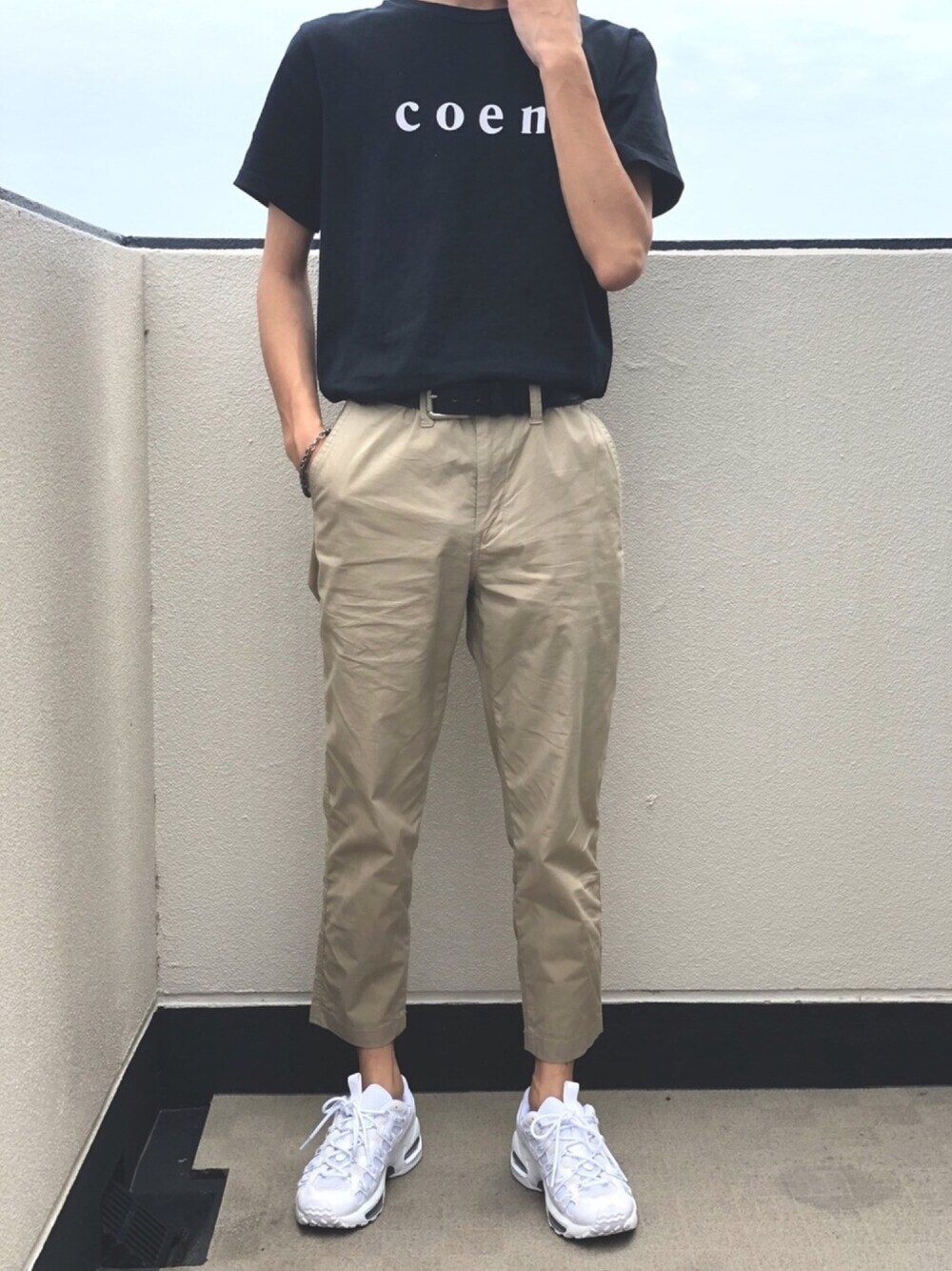 「夏だ！Tシャツ着よう！、シンプルコーデ、夏コーデ、Tシャツ、アンクルパンツ、カジュアルコーデ、きれいめカジュアル、おしゃれさんと繋がりたい」｜「coenの【MENS】coen(コーエン)ロゴTシャツ（Tシャツ/カットソー、ブラック系）」を使った、にしゅーさん（メンズ・175cm）の夏コーディネートの1枚目の写真