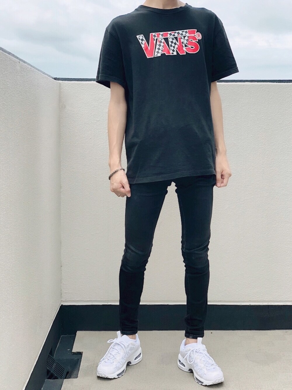 「夏だ！Tシャツ着よう！、夏、シンプル、シンプルコーデ、おしゃれさんと繋がりたい」｜「VANSのWEGO/VANSロゴプリントTシャツ（Tシャツ/カットソー、ホワイト系）」を使った、にしゅーさん（メンズ・175cm）の夏コーディネートの1枚目の写真