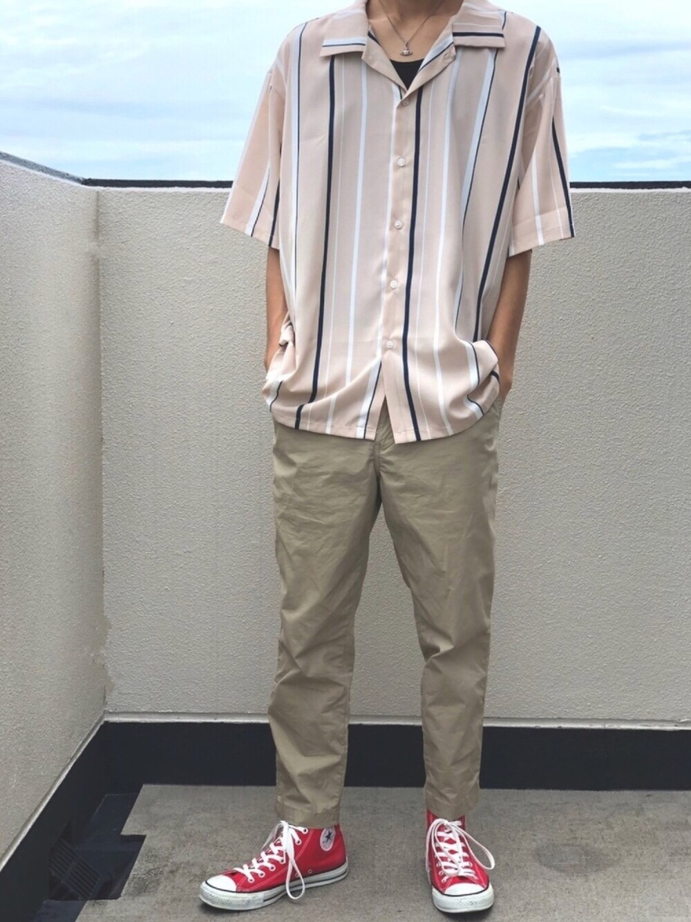 「シンプル、シンプルコーデ、きれいめカジュアル、カジュアルコーデ、シャツスタイル、おしゃれさんと繋がりたい」｜「NO NEEDのNO NEED ハーフスリーブマルチストライプオーバーサイズシャツ（シャツ/ブラウス、ベージュ系）」を使った、にしゅーさん（メンズ・175cm）の夏コーディネートの1枚目の写真