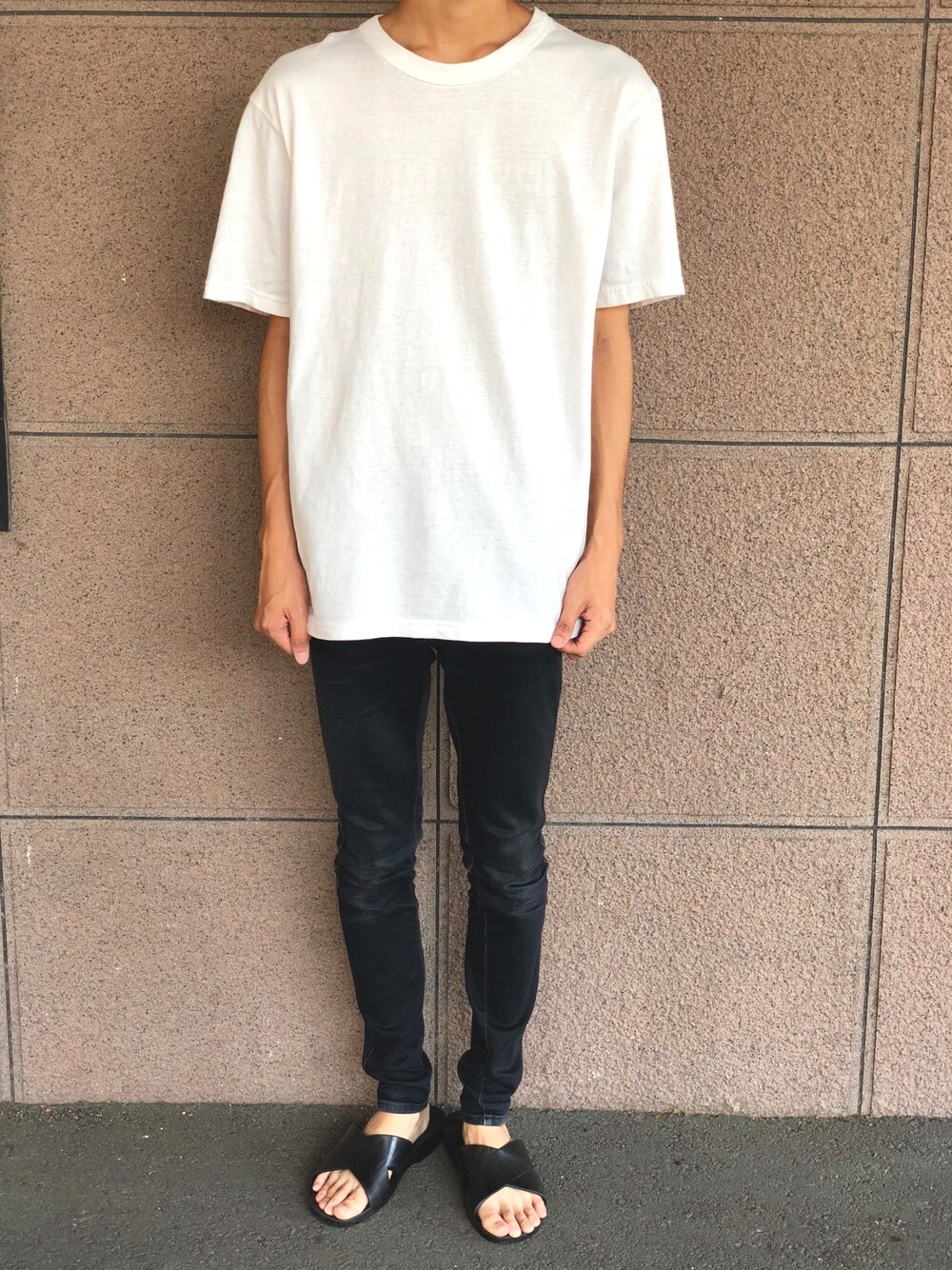 「シンプルコーデ、シンプル、きれいめカジュアル、キレイめ、ユニクロ、サンダル、ラクチンコーデ、おしゃれさんと繋がりたい」｜「UNIQLOのクルーネックT（半袖）（Tシャツ/カットソー、ホワイト系）」を使った、にしゅーさん（メンズ・176cm）の夏コーディネートの1枚目の写真