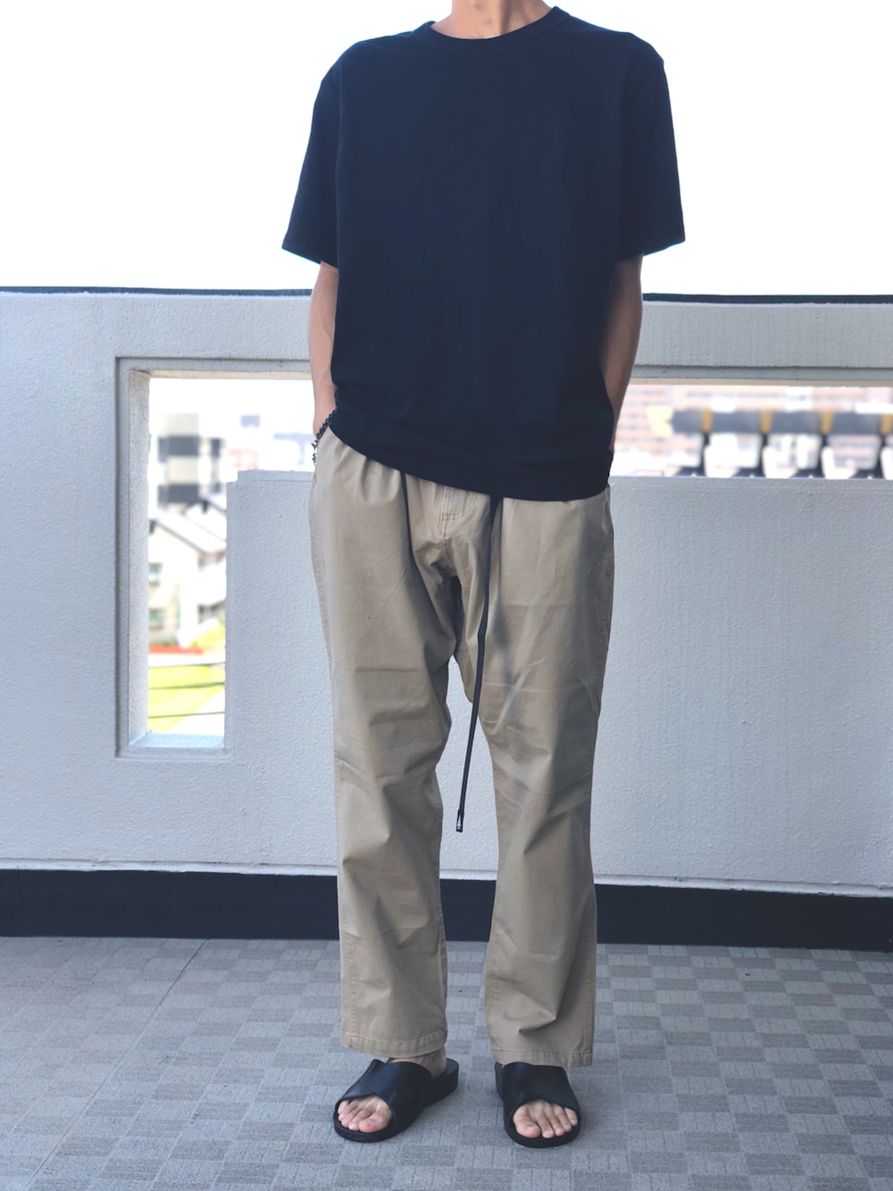 「シンプル、シンプルコーデ、きれいめカジュアル、カジュアル、ゆるコーデ、夏コーデ、おしゃれさんと繋がりたい」｜「UNIQLOのクルーネックT（半袖）（Tシャツ/カットソー、ブラック系）」を使った、にしゅーさん（メンズ・176cm）の夏コーディネートの1枚目の写真