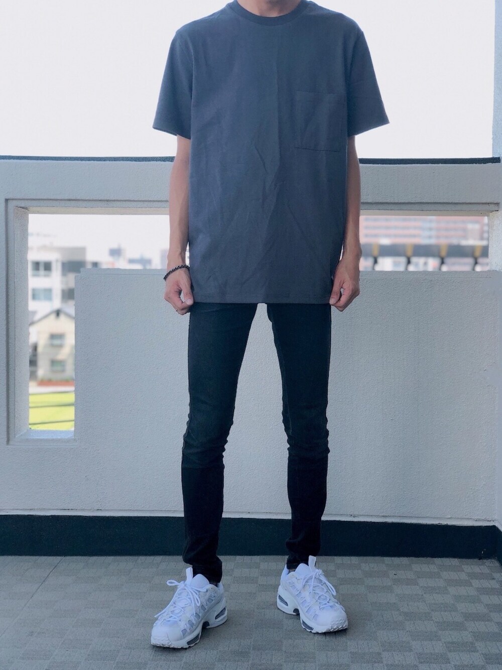 「夏コーデ、ポケットＴシャツ、Tシャツ、シンプル、シンプルコーデ、韓国ファッション、おしゃれさんと繋がりたい」｜「Goodwearの[ Goodwear / グッドウェア ] USA コットン 無地ポケットTシャツ（Tシャツ/カットソー、グレー系）」を使った、にしゅーさん（メンズ・176cm）の夏コーディネートの1枚目の写真