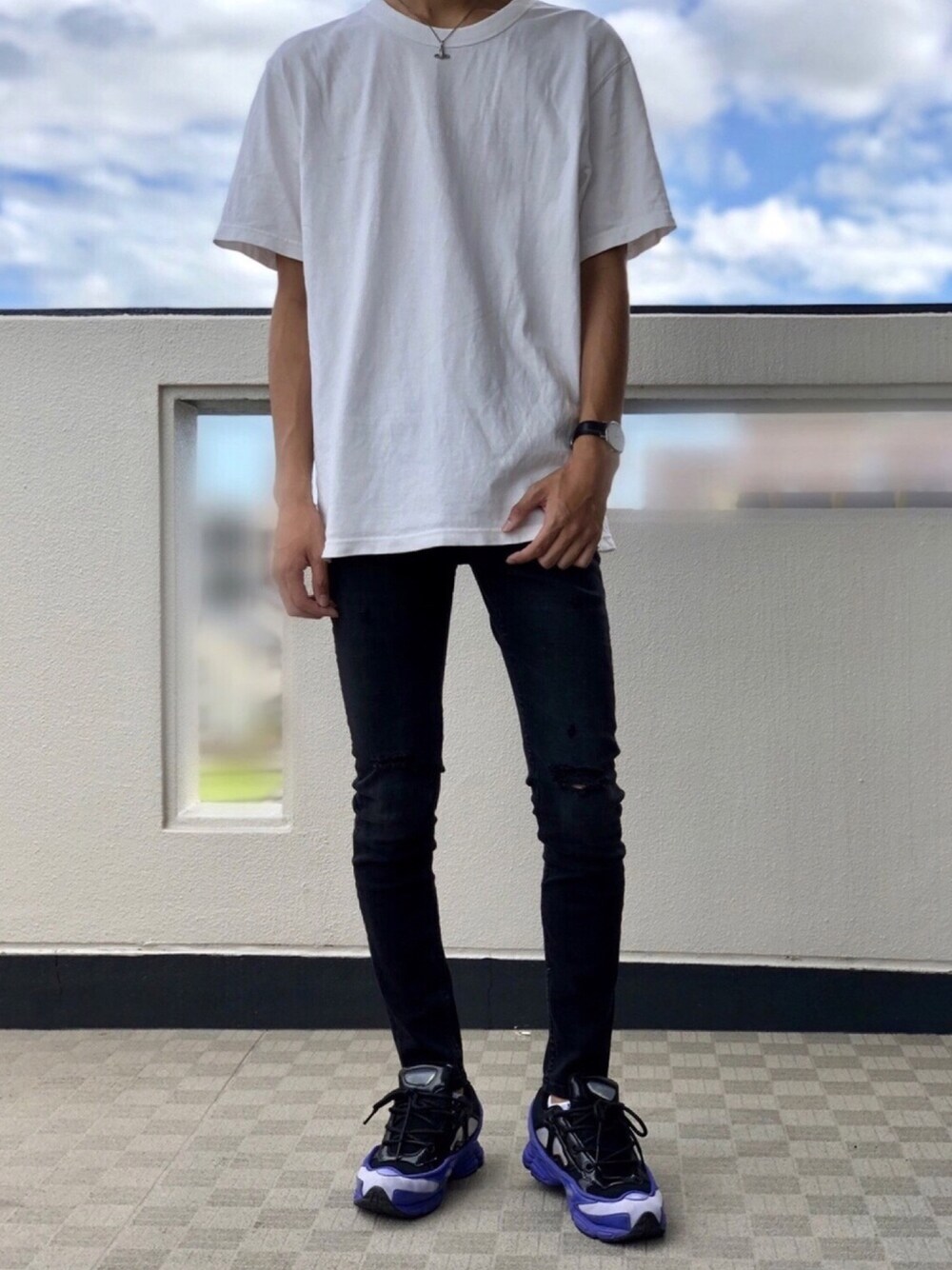 「シンプル、シンプルコーデ、スニーカー、ユニクロ、夏コーデ、おしゃれさんと繋がりたい、プチプラ、スニーカーコーデ」｜「UNIQLOのクルーネックT（半袖）（Tシャツ/カットソー、ホワイト系）」を使った、にしゅーさん（メンズ・176cm）の夏コーディネートの1枚目の写真