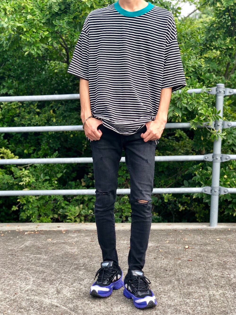 「シンプル、シンプルコーデ、ボーダー、黒スキニー、ootd、スニーカー、おしゃれさんと繋がりたい」｜「noblesのアイテム（Tシャツ/カットソー、ブラック系）」を使った、にしゅーさん（メンズ・176cm）の夏コーディネートの1枚目の写真