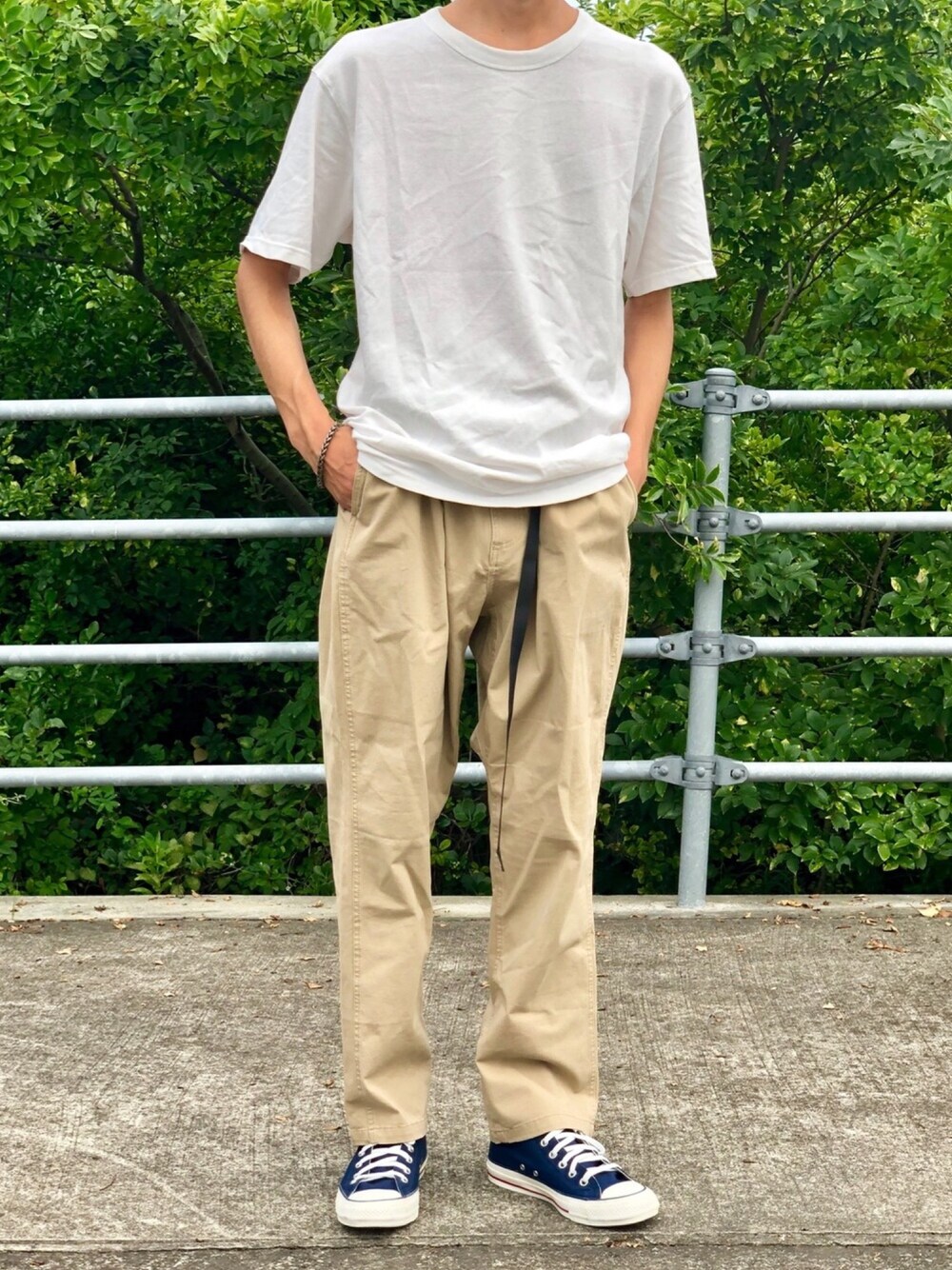 「シンプル、シンプルコーデ、ストレッチパンツ、カジュアル、カジュアルコーデ、きれいめカジュアル、プチプラ、おしゃれさんと繋がりたい」｜「UNIQLOのクルーネックT（半袖）（Tシャツ/カットソー、ホワイト系）」を使った、にしゅーさん（メンズ・176cm）の夏コーディネートの1枚目の写真