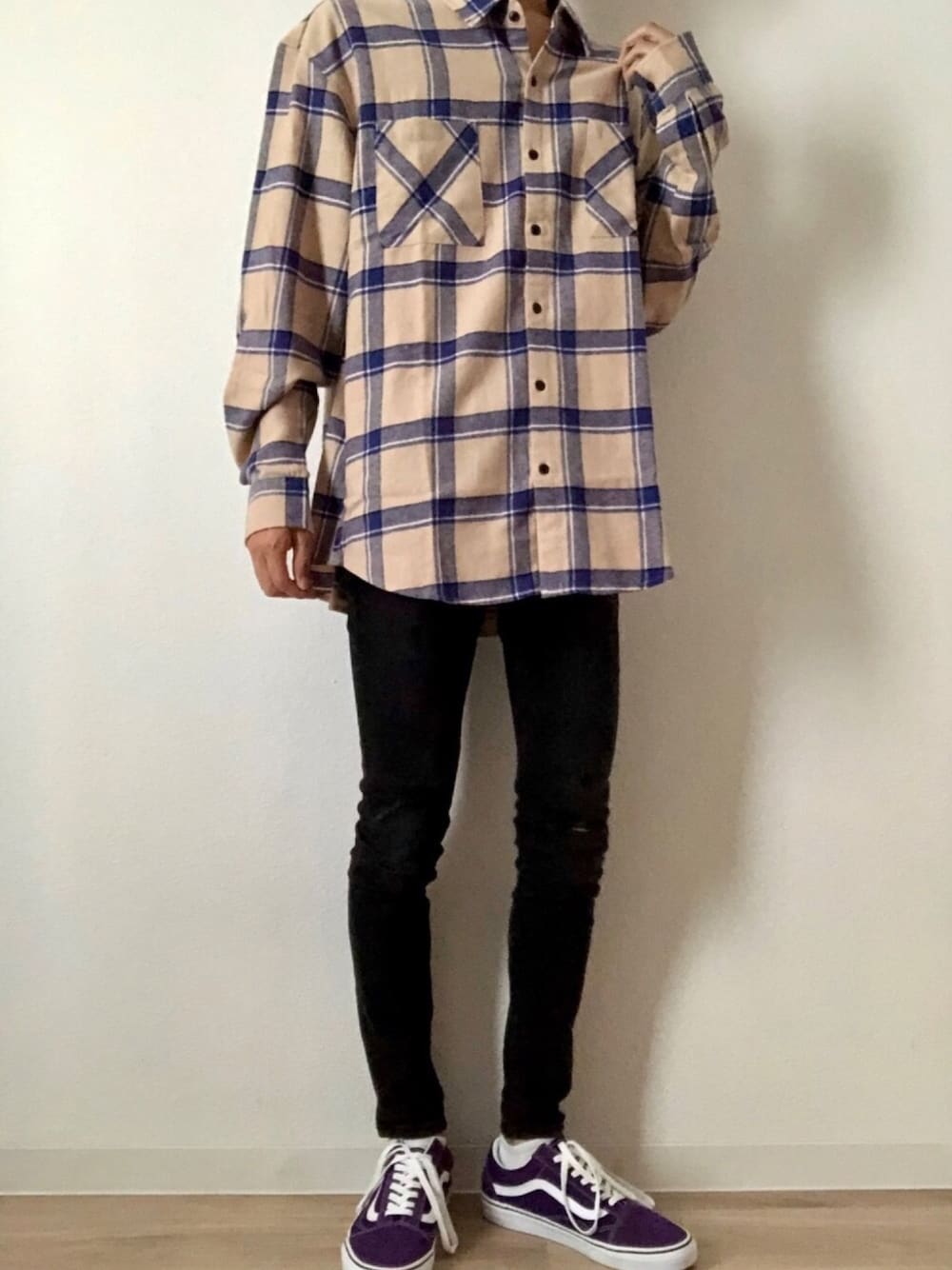「おしゃれさんと繋がりたい、秋のカフェオレコーデ、きれいめカジュアル、シンプル、シンプルコーデ、プチプラ、シャツスタイル、スニーカー、スキニーデニム」｜「WEGOのWEGO/チェックネルビッグシャツ（シャツ/ブラウス、ベージュ系）」を使った、にしゅーさん（メンズ・176cm）の秋コーディネートの1枚目の写真