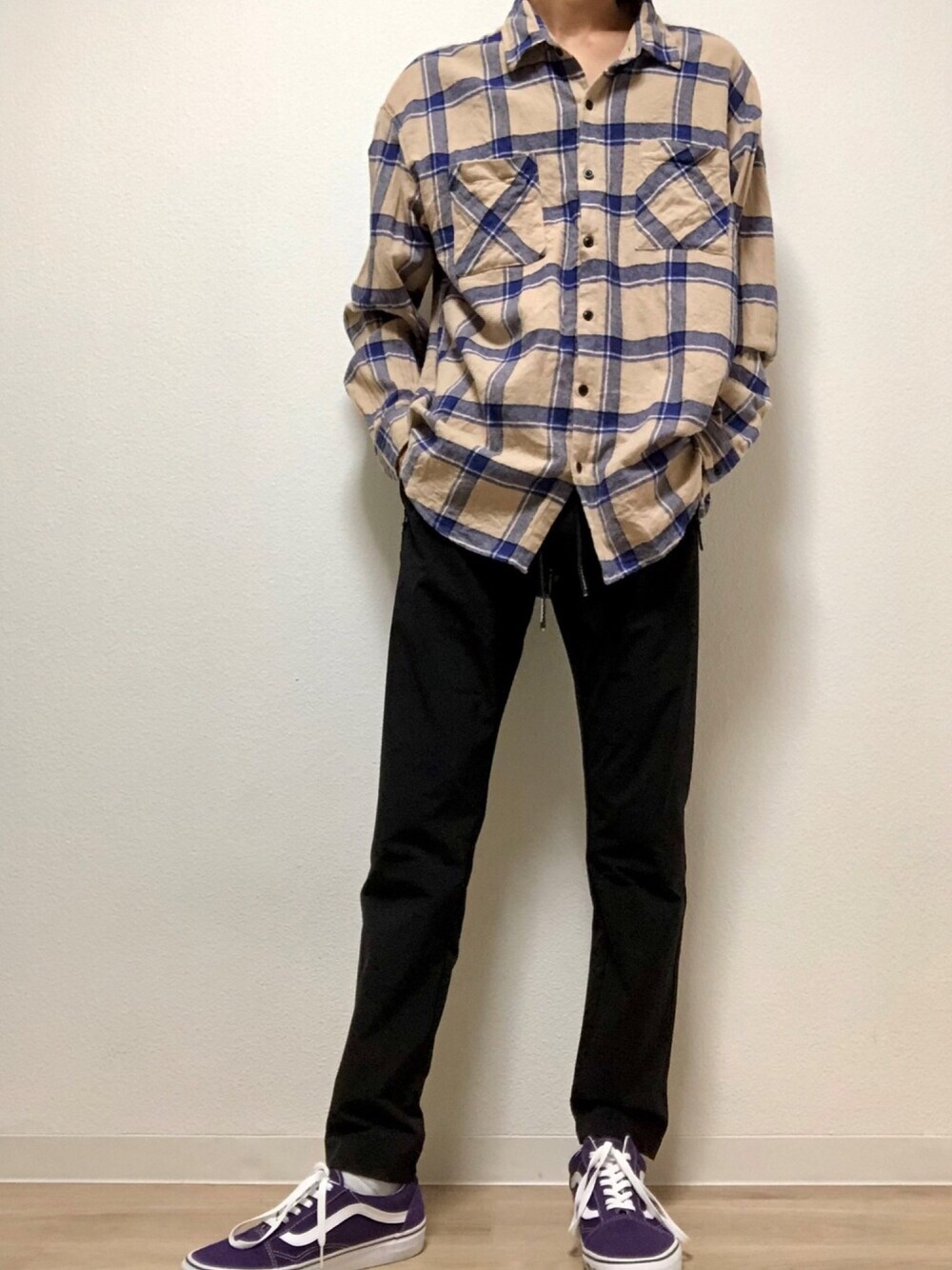 「秋、秋のコーデ、シンプル、シンプルコーデ、カジュアル、カジュアルコーデ、プチプラ、おしゃれさんと繋がりたい」｜「WEGOのWEGO/チェックネルビッグシャツ（シャツ/ブラウス、ベージュ系）」を使った、にしゅーさん（メンズ・176cm）の秋コーディネートの1枚目の写真