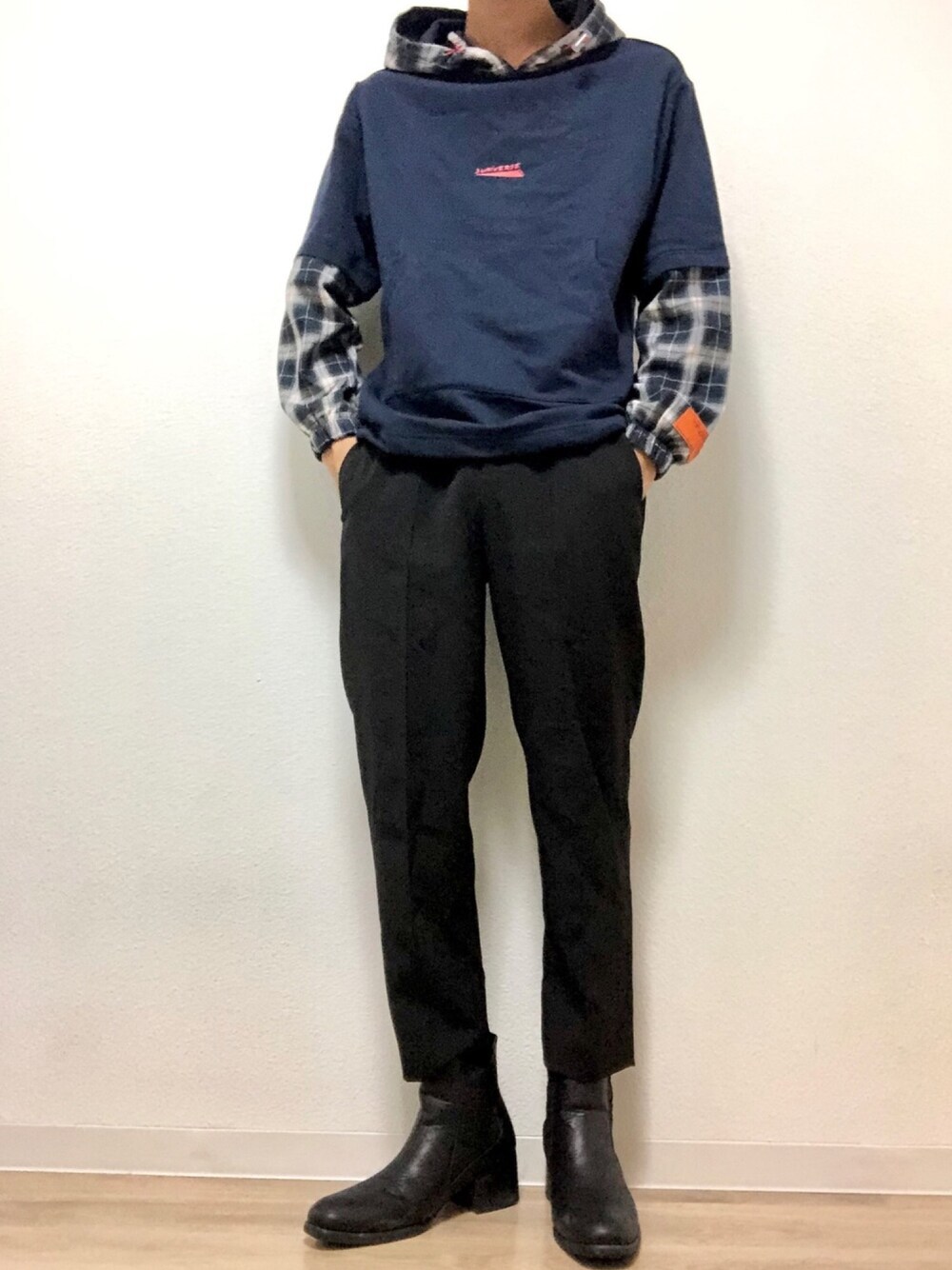 「チェック柄に恋してる、秋、シンプル、大人カジュアル、プチプラコーデ、おしゃれさんと繋がりたい、シンプルコーデ、スラックス、ヒールブーツ、秋冬」｜「UrcarolのUrcarol フェイクレイヤード 長袖パーカー（パーカー、ブルー系）」を使った、にしゅーさん（メンズ・176cm）の秋コーディネートの1枚目の写真