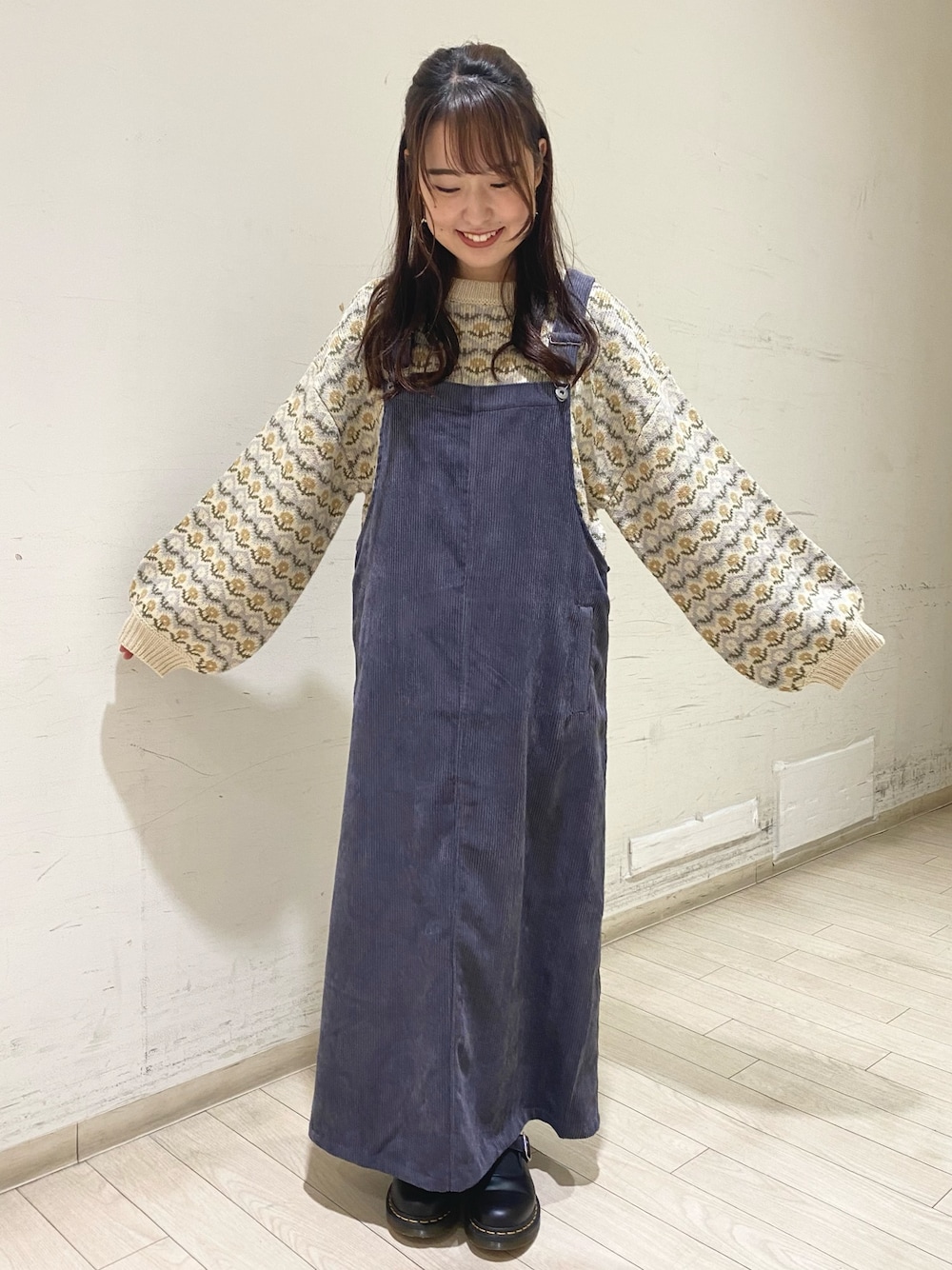 「エヘカソポ、ニット、サロペット、サロペットスカート、花柄、秋のコーデ、低身長コーデ、ゆるコーデ」｜「Samansa Mos2 blueのコーデュロイジャンスカ（ジャンパースカート、グレー系）」を使った、🌼maco🌼さん（レディース・152cm）の秋コーディネートの1枚目の写真