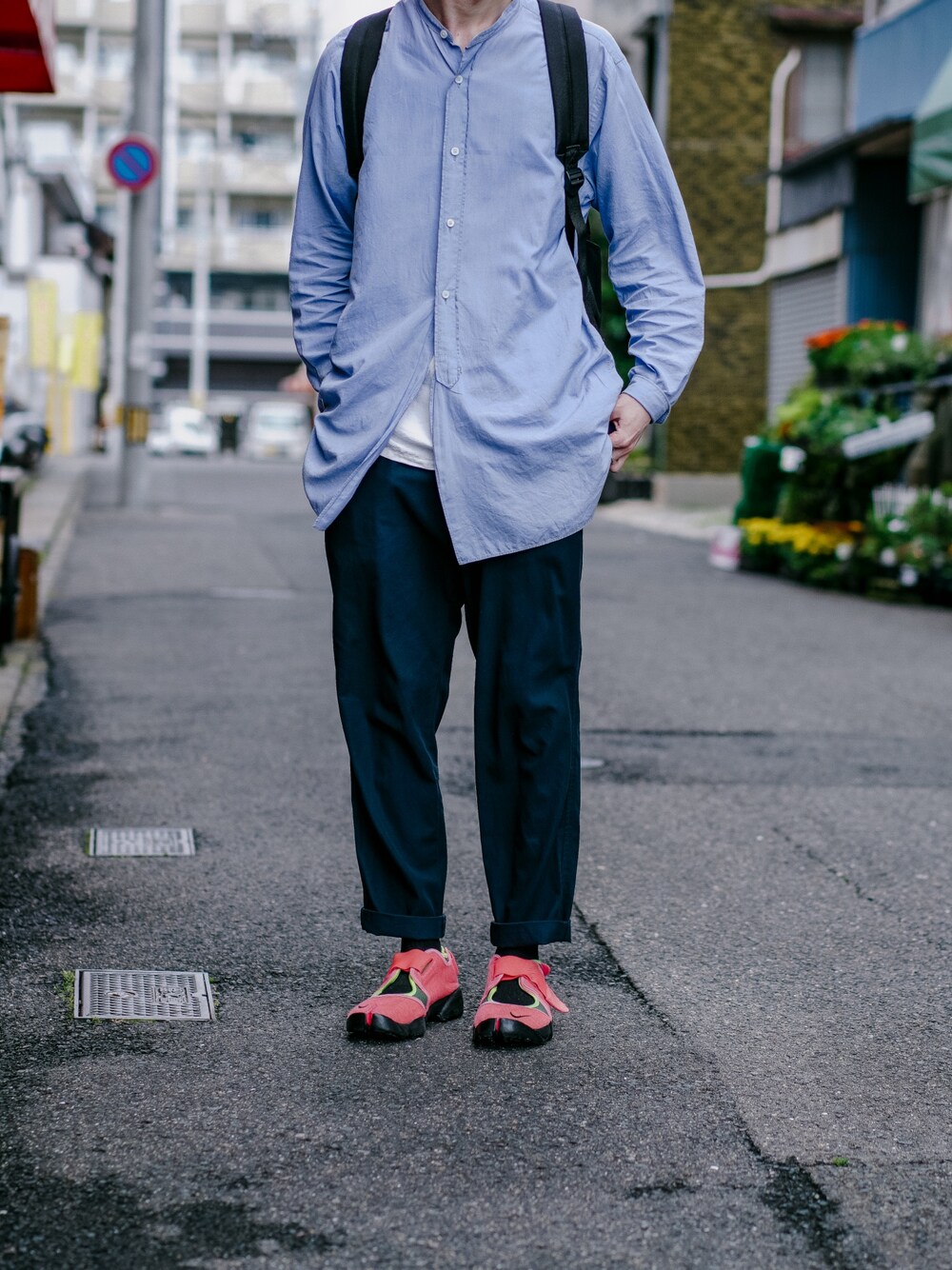 「シンプル、春コーデ、ラフ」｜「COMOLIのアイテム（シャツ/ブラウス、ブルー系）」を使った、Qさん（メンズ・178cm）の夏コーディネートの1枚目の写真