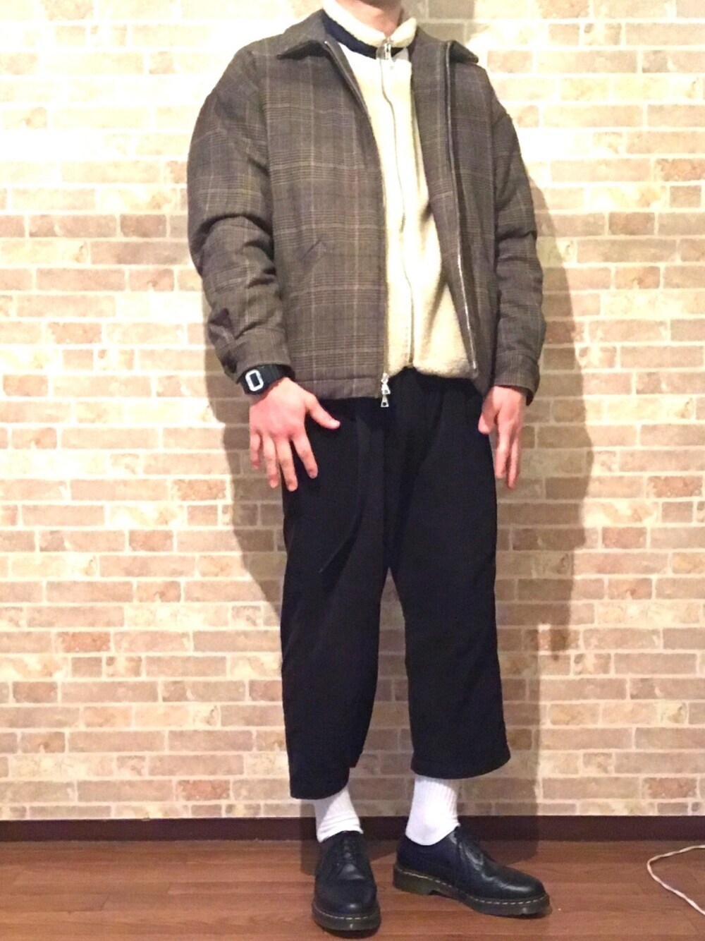 ブラウン系のブルゾン、ベージュ系のベスト、その他のTシャツ/カットソーを着用したメンズの冬コーディネートの1枚目の写真