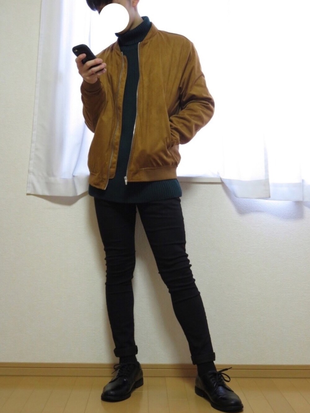 ブラック系のその他パンツ、グリーン系のニット/セーター、ブラウン系のブルゾンを着用したメンズの秋コーディネートの1枚目の写真