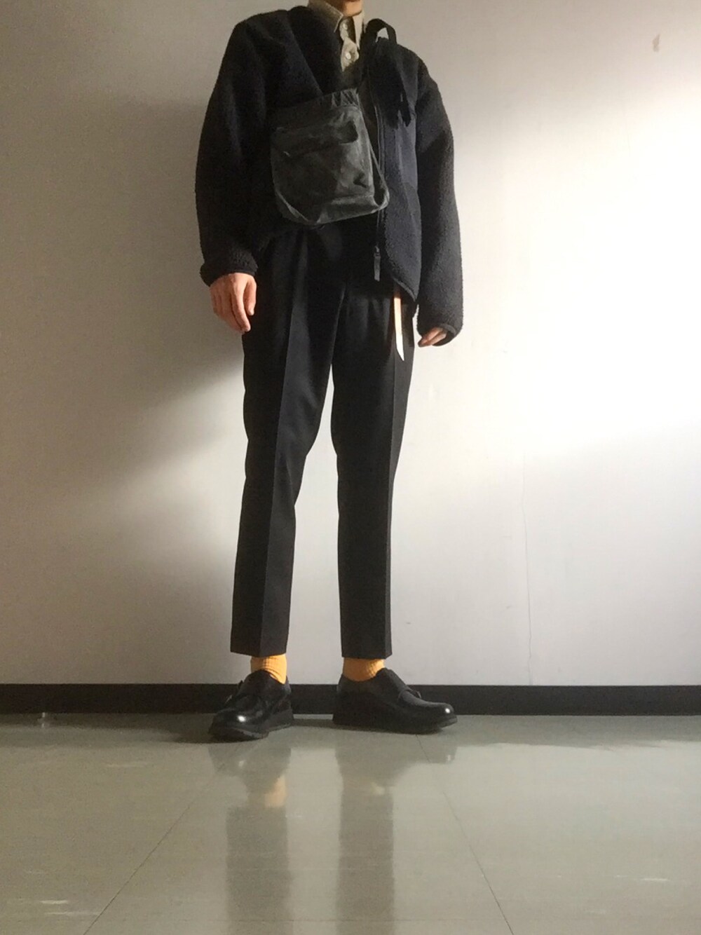 ブルー系のその他アウター、ベージュ系のシャツ/ブラウス、ブラック系のスラックスを着用したメンズの秋コーディネートの1枚目の写真