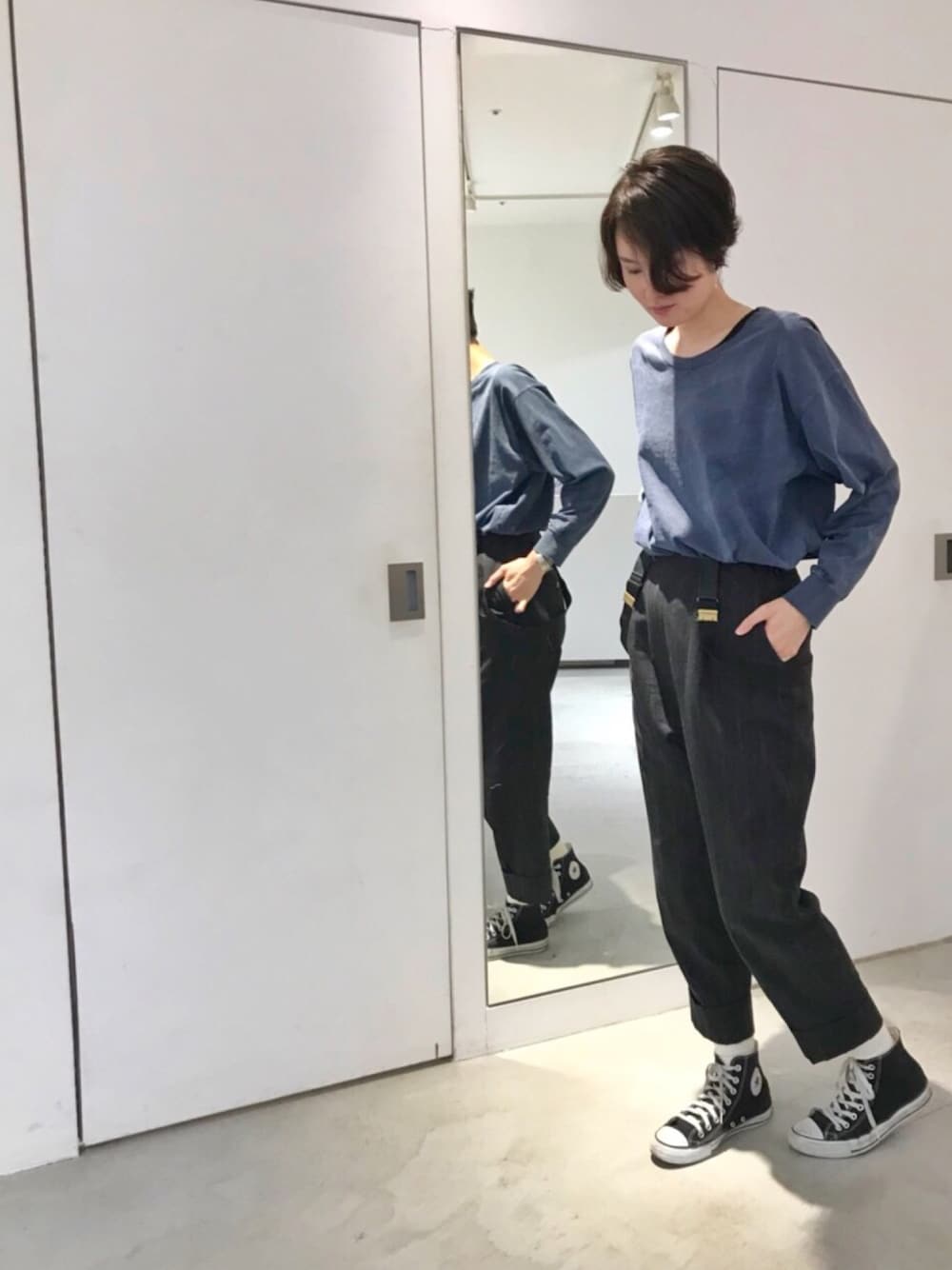 ブルー系のスウェット、ブラック系のスラックス、ブラック系のサスペンダーを着用したレディースの春コーディネートの1枚目の写真