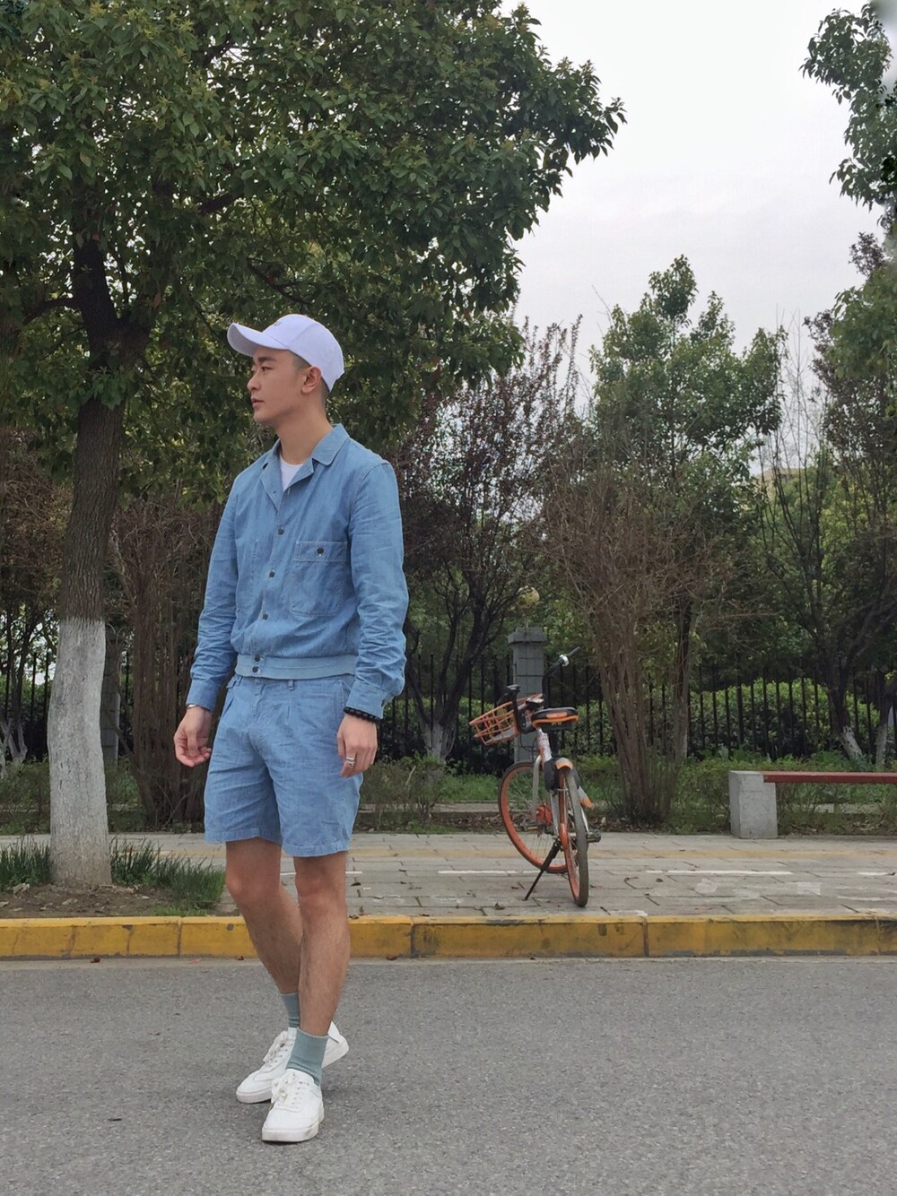 「ootd、夏、休闲、日系极简、白T、UNIQLO、男の子」｜「UNIQLOのアイテム（Tシャツ/カットソー、ブルー系）」を使った、犀牛さん（メンズ・175cm）の夏コーディネートの1枚目の写真