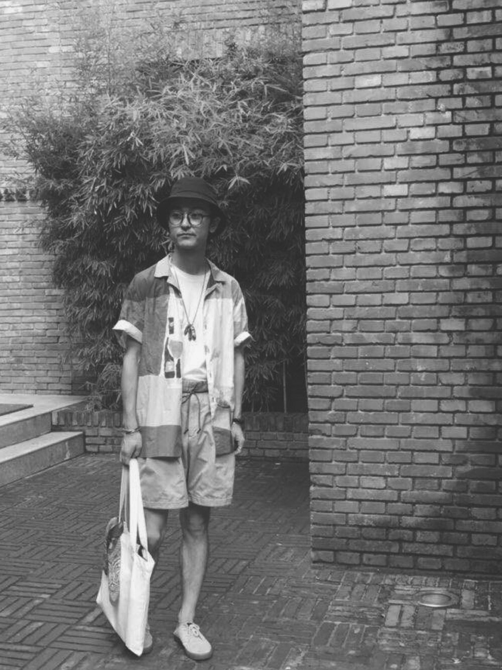 「ootd、夏、休闲、日系极简、oversize、基础款、渔夫帽、男の子、ZARA」｜「no brandのアイテム（カーゴパンツ、ベージュ系）」を使った、犀牛さん（メンズ・175cm）の夏コーディネートの1枚目の写真