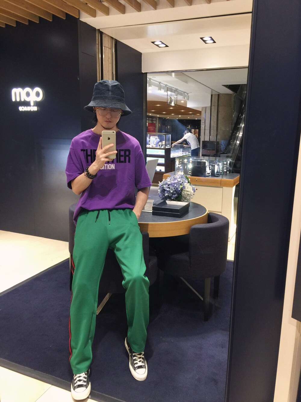 「ootd、街头搭配、休闲、converse、运动搭配、渔夫帽」｜「CONVERSEのアイテム（その他シューズ、ブラック系）」を使った、犀牛さん（メンズ・176cm）の夏コーディネートの1枚目の写真