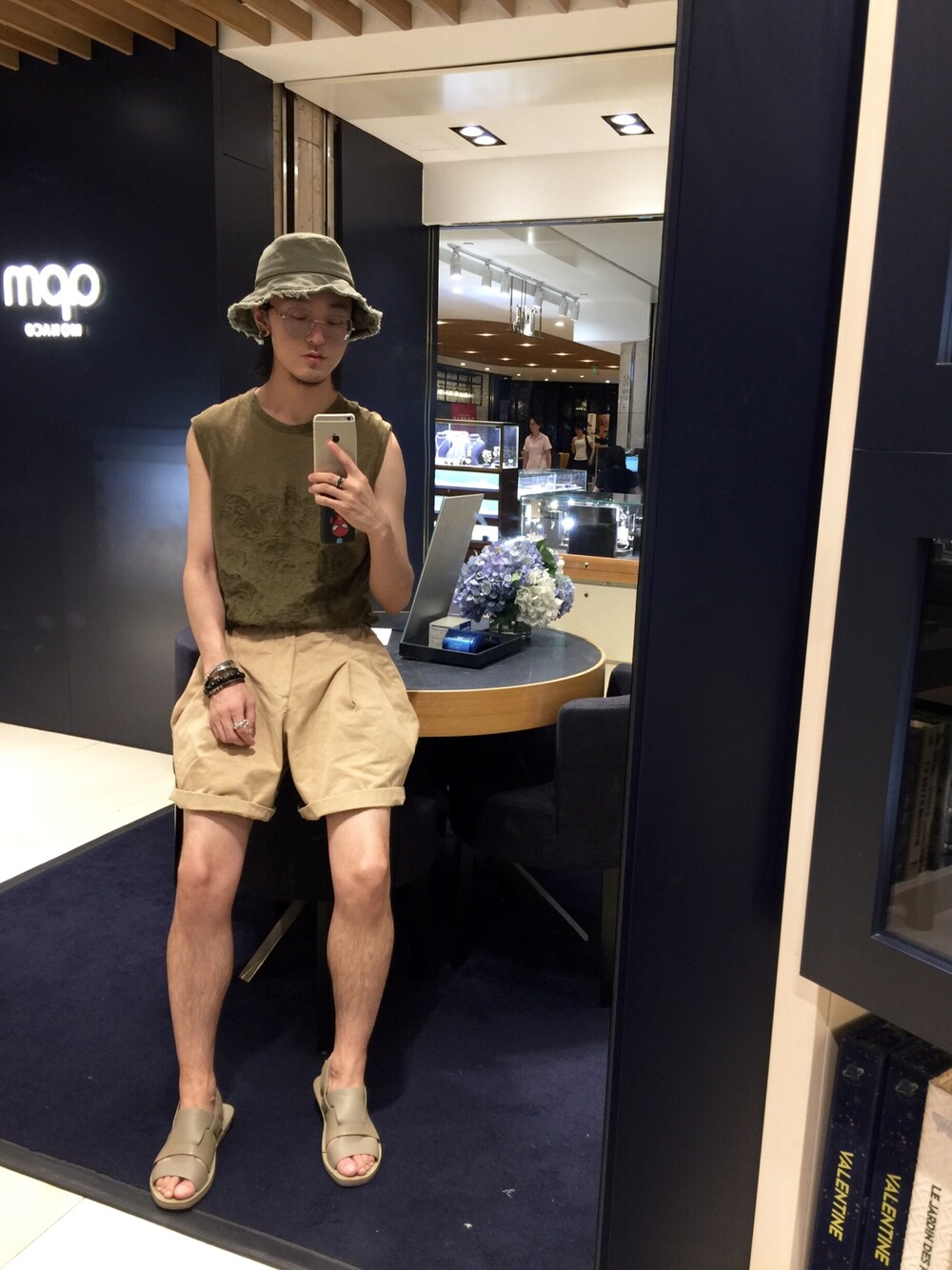 「ootd、夏、休闲、复古、工装裤、渔夫帽」｜「no brandのアイテム（ハット、グリーン系）」を使った、犀牛さん（メンズ・176cm）の夏コーディネートの1枚目の写真