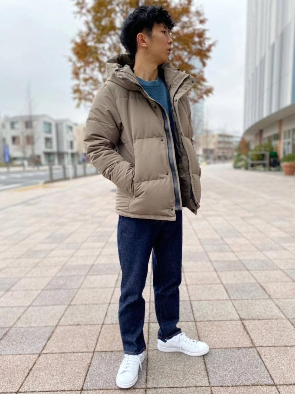 「ダウンジャケット、カシミヤ、casual、Denim styling、一押しのアウタースタイル」｜「green label relaxingのSC オーガニック デニム テーパード パンツ（その他パンツ、ブルー系）」を使った、kondoさん（メンズ・171cm）の冬コーディネートの1枚目の写真