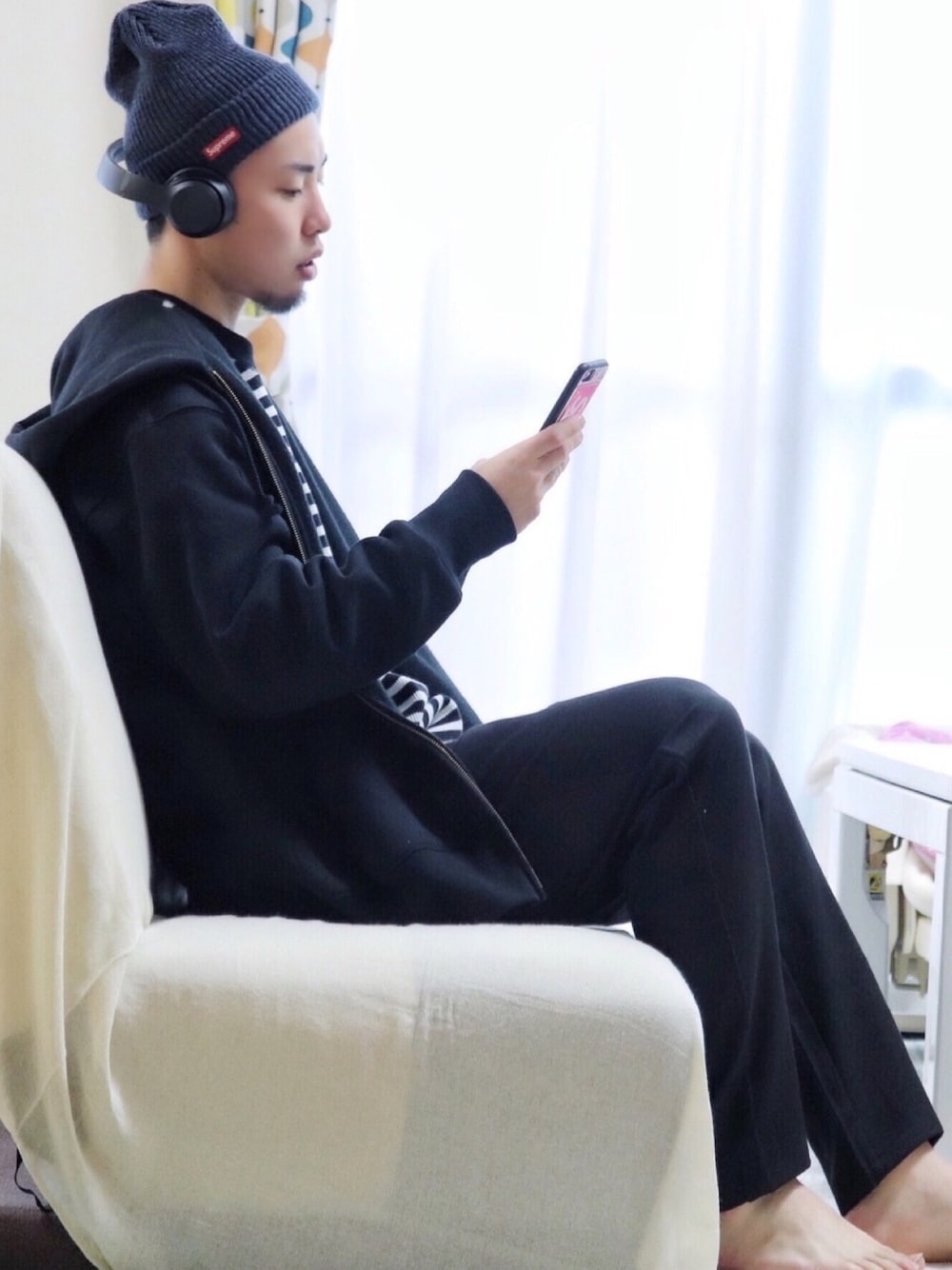 ブラック系のその他パンツ、ブラック系のパーカー、ブルー系のニットキャップ/ビーニーを着用したメンズの春コーディネートの1枚目の写真