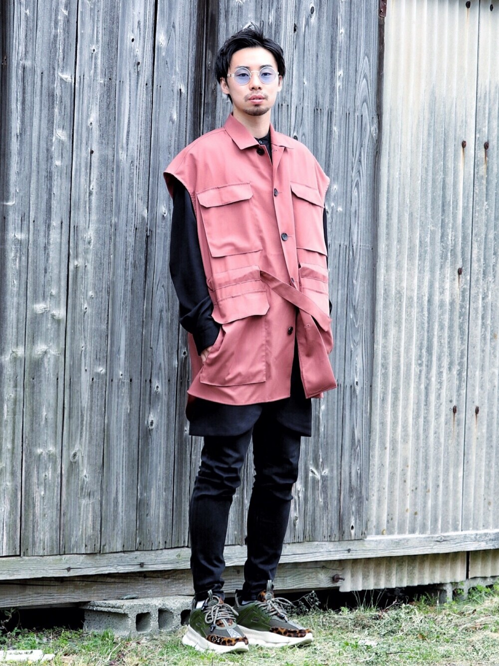 ピンク系のシャツ/ブラウス、ブラック系のシャツ/ブラウス、ブラック系のデニムパンツを着用したメンズの春コーディネートの1枚目の写真