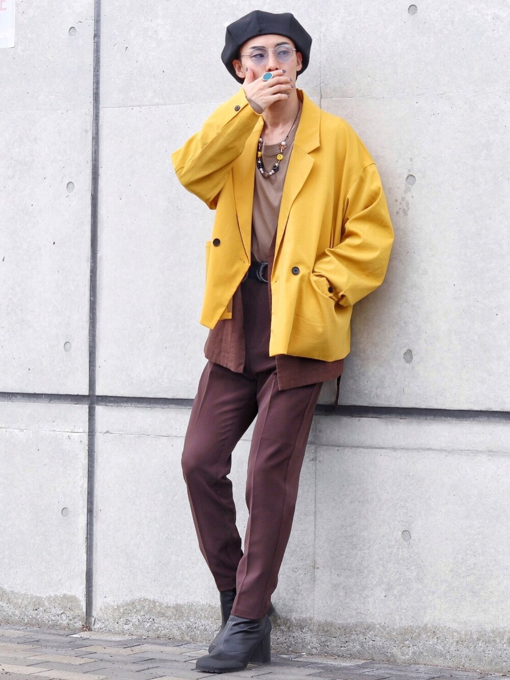 イエロー系のブルゾン、ブラウン系のTシャツ/カットソー、ブラウン系のベストを着用したメンズの秋コーディネートの1枚目の写真