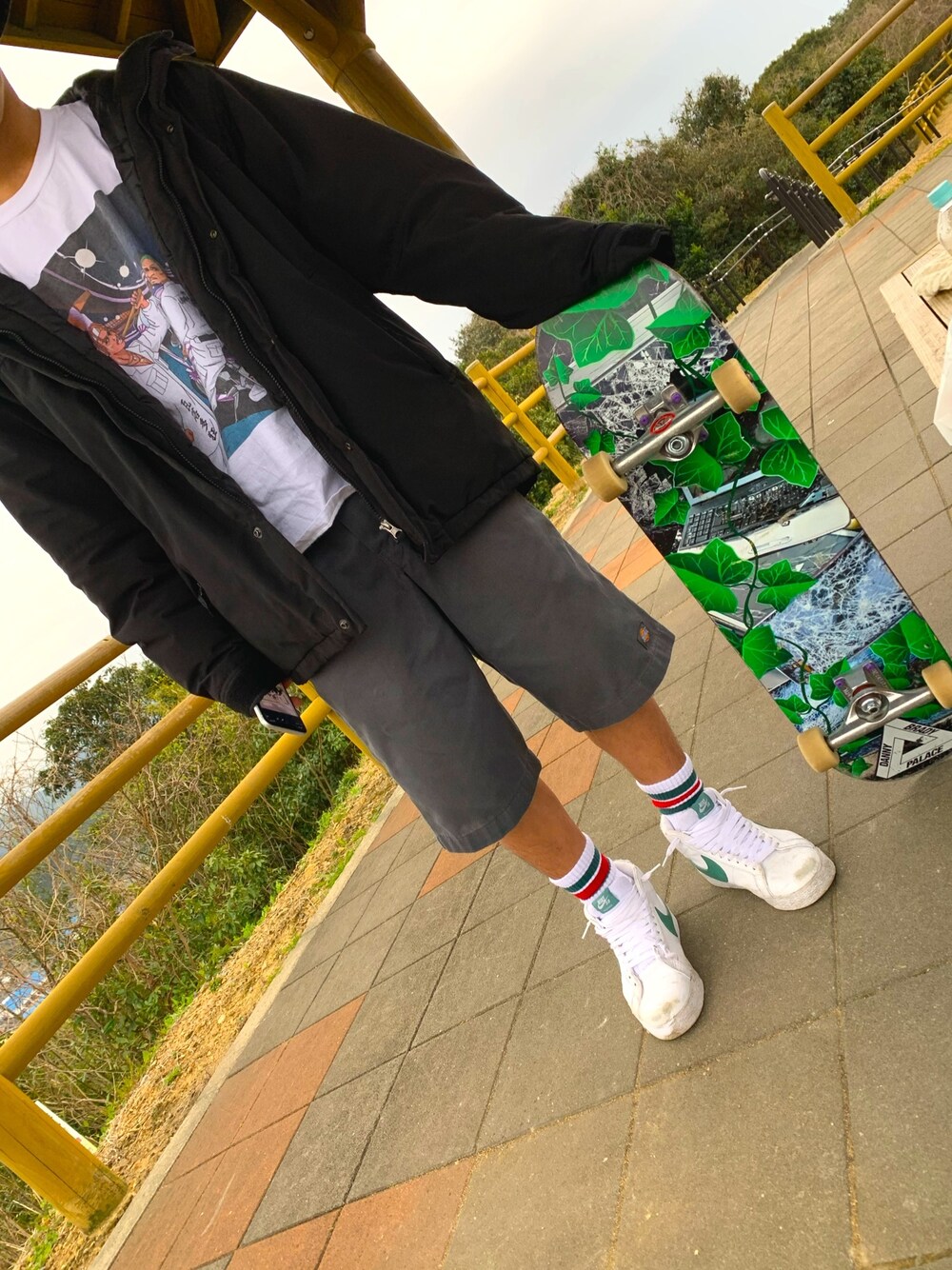 ブラック系のジャケット/アウター、ホワイト系のTシャツ/カットソー、グレー系のパンツを着用したメンズの冬コーディネートの1枚目の写真