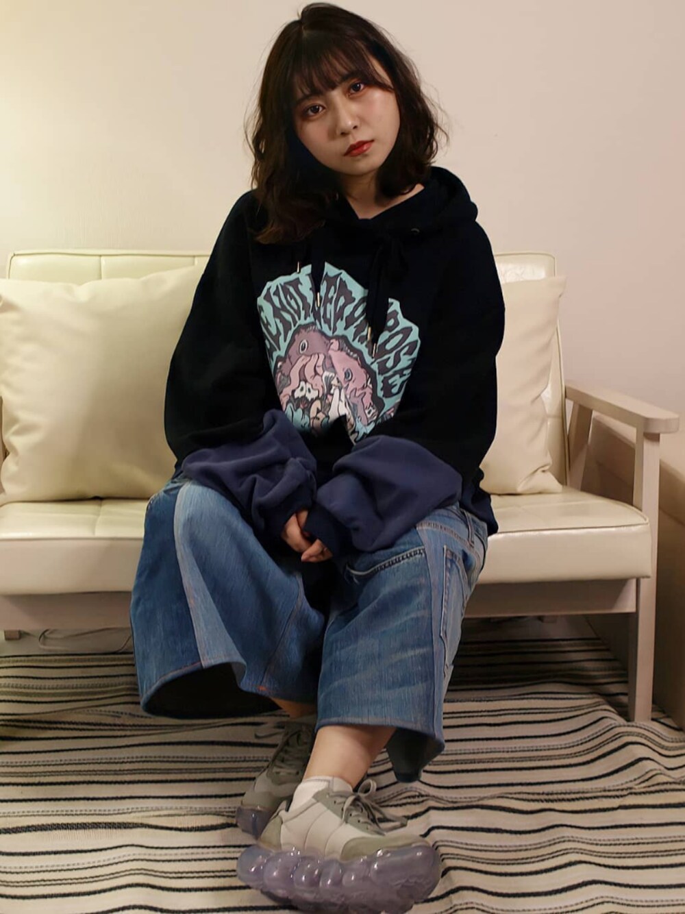 「フーディー、デニムパンツ、スニーカーコーデ、スニーカー女子、メンズライク、低身長、おうちファッション、grounds、かむばかり、killremote」｜「かむばかりのアイテム（デニムパンツ、ブルー系）」を使った、Zou Yilu (セレクトショップ)さん（レディース・149cm）の冬コーディネートの1枚目の写真