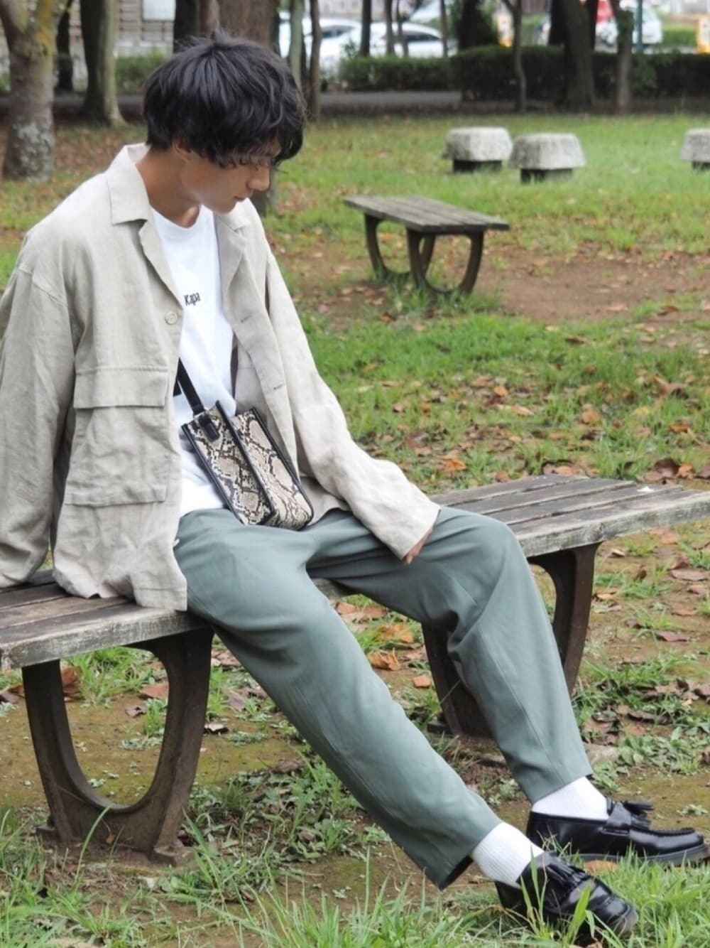 ブラック系のローファー、グリーン系のその他パンツ、ベージュ系のテーラードジャケットを着用したメンズの秋コーディネートの1枚目の写真