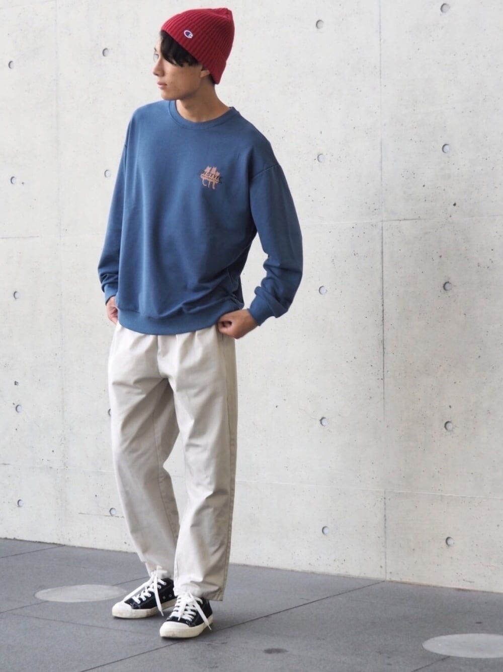 「スウェット、シェフパンツ、コンバース、ゆるコーデ、ニット帽、くすみカラー、白パンツ、プチプラ、GU、秋コーデ」｜「HOOKの【HOOK】【2020新作】数量限定！ユニセックス・ストリート/激カワ　オリジナルプリント 長袖トレーナー　反射プリント 猫柄・マーガレット柄・ベア柄・スマイル柄（スウェット、その他）」を使った、DAIさん（メンズ・178cm）の秋コーディネートの1枚目の写真