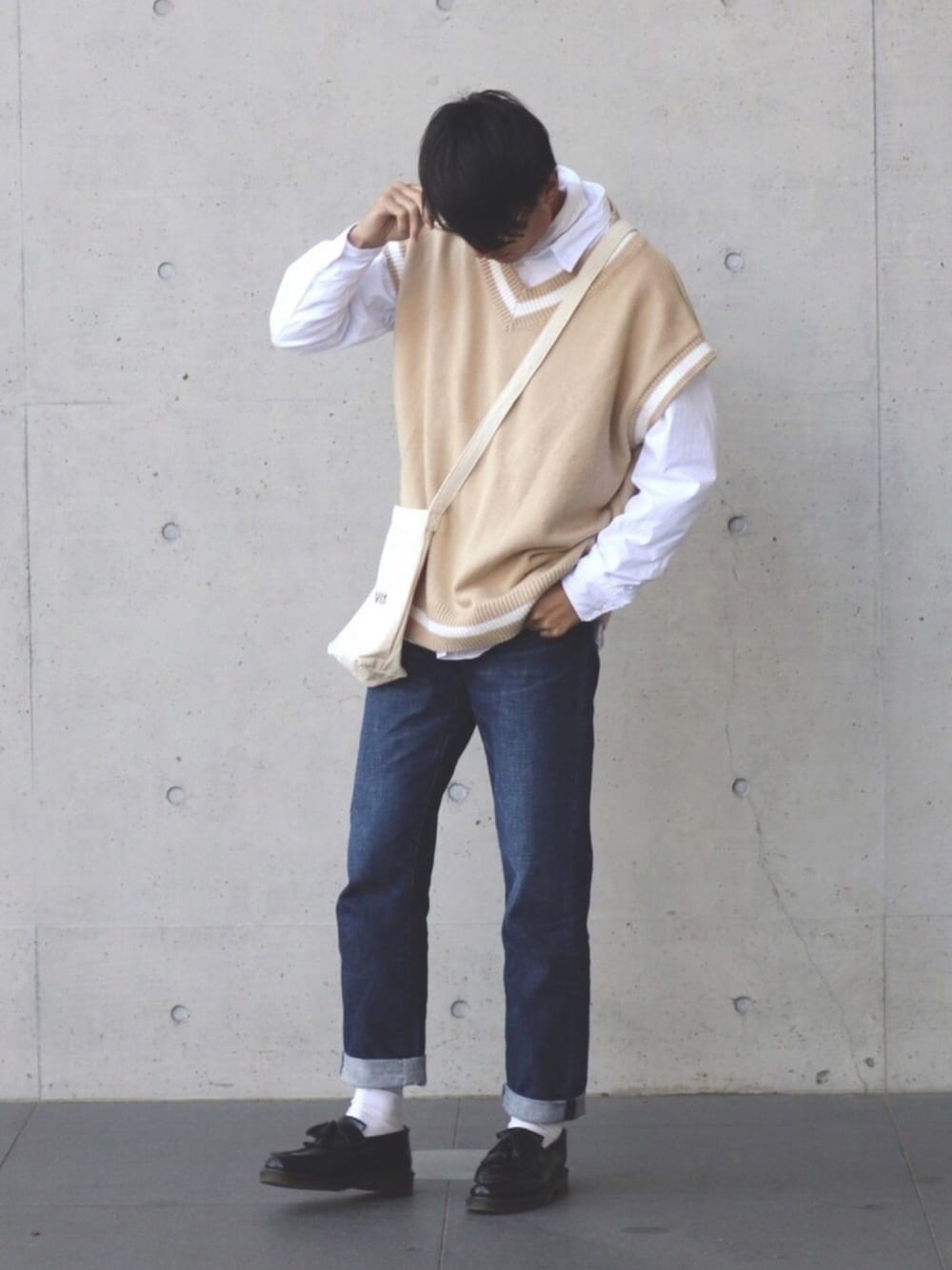「シンプルコーデ、チルデンニット、ベスト、ローファー、きれいめカジュアル、白Tシャツ、トートバッグ、スキニーデニム、タートルネック、プチプラ」｜「BASQUE magentaの【BASQUE -enthusiastic design-】ビッグシルエット Vネック ニットベスト(無地/チルデン/切替)（ベスト、ベージュ系）」を使った、DAIさん（メンズ・178cm）の秋コーディネートの1枚目の写真