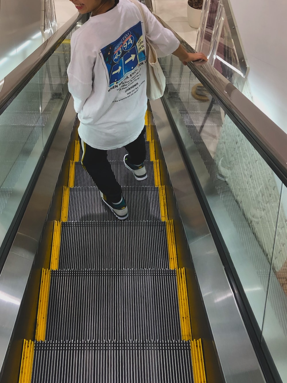 その他のスニーカー、その他のパンツ、その他のバッグを着用したレディースの夏コーディネートの1枚目の写真