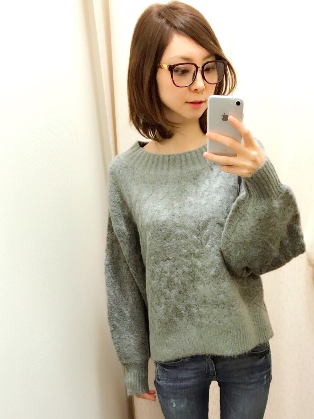 「休日スタイル、シンプルコーデ、カジュアルコーデ、ゆるコーデ、グレー、ニット、セーター、デニムパンツ、めがね、メガネ女子」｜「Andemiuのブークレーケーブルニット775929（ニット/セーター、グレー系）」を使った、MIKAさん（レディース・163cm）の冬コーディネートの1枚目の写真
