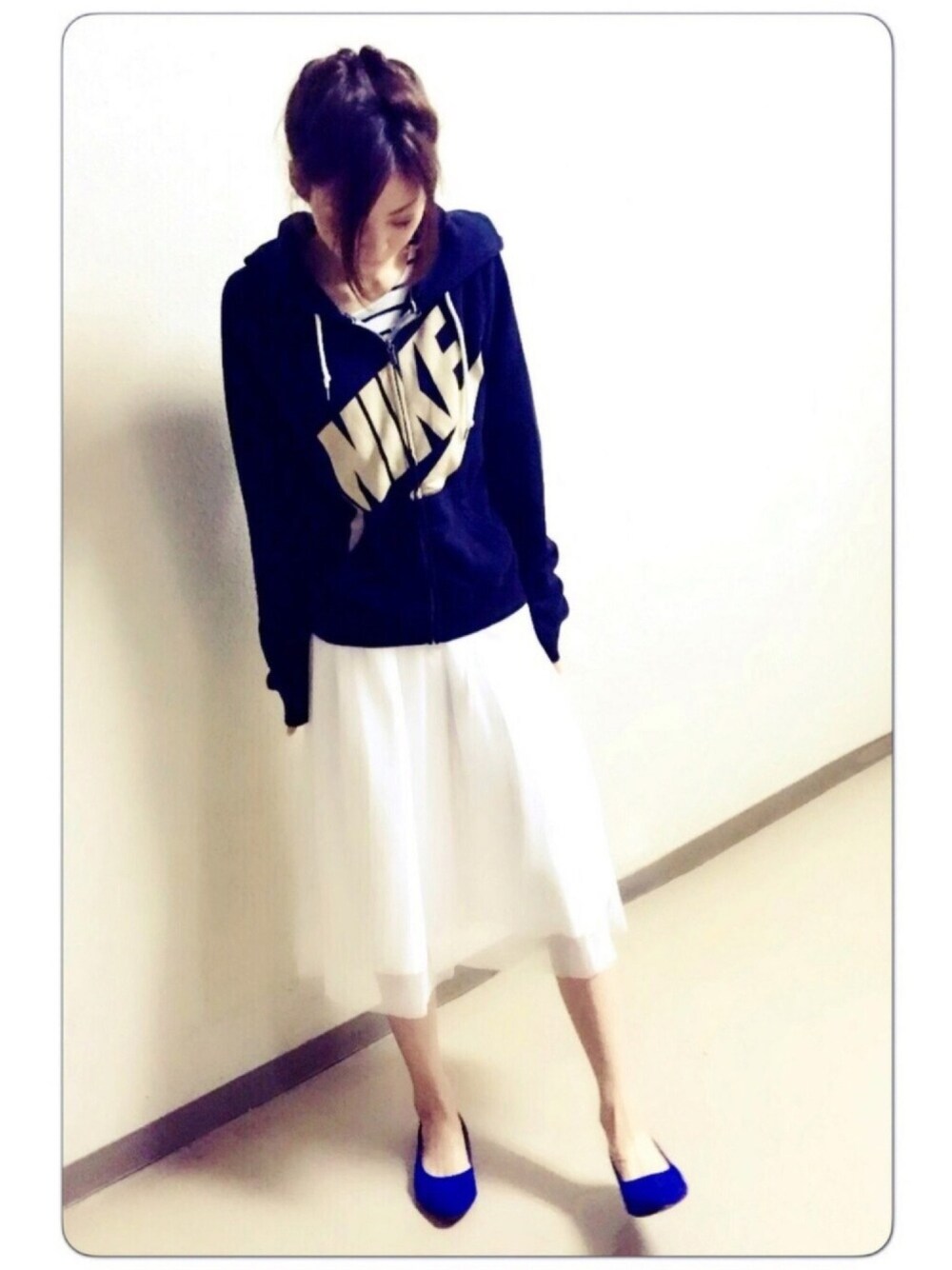 「春、休日スタイル、NIKE、パーカー、ボータートップス、スカート、チュールスカート、ペタンコ靴、ラフ、オトナカジュアル」｜「NIKEのアイテム（パーカー、ブラック系）」を使った、MIKAさん（レディース・163cm）の春コーディネートの1枚目の写真