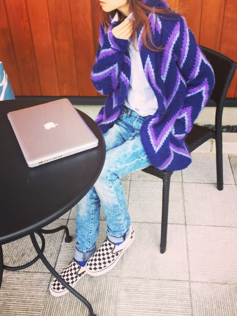 「ニットカーディガン、ボーダートップス、denim、パンツスタイル、VANS、スニーカー、スリッポン、メンズライク、ラフ、シンプルコーデ」｜「BLACK BY MOUSSYのアイテム（その他アウター、ブルー系）」を使った、MIKAさん（レディース・163cm）の春コーディネートの1枚目の写真