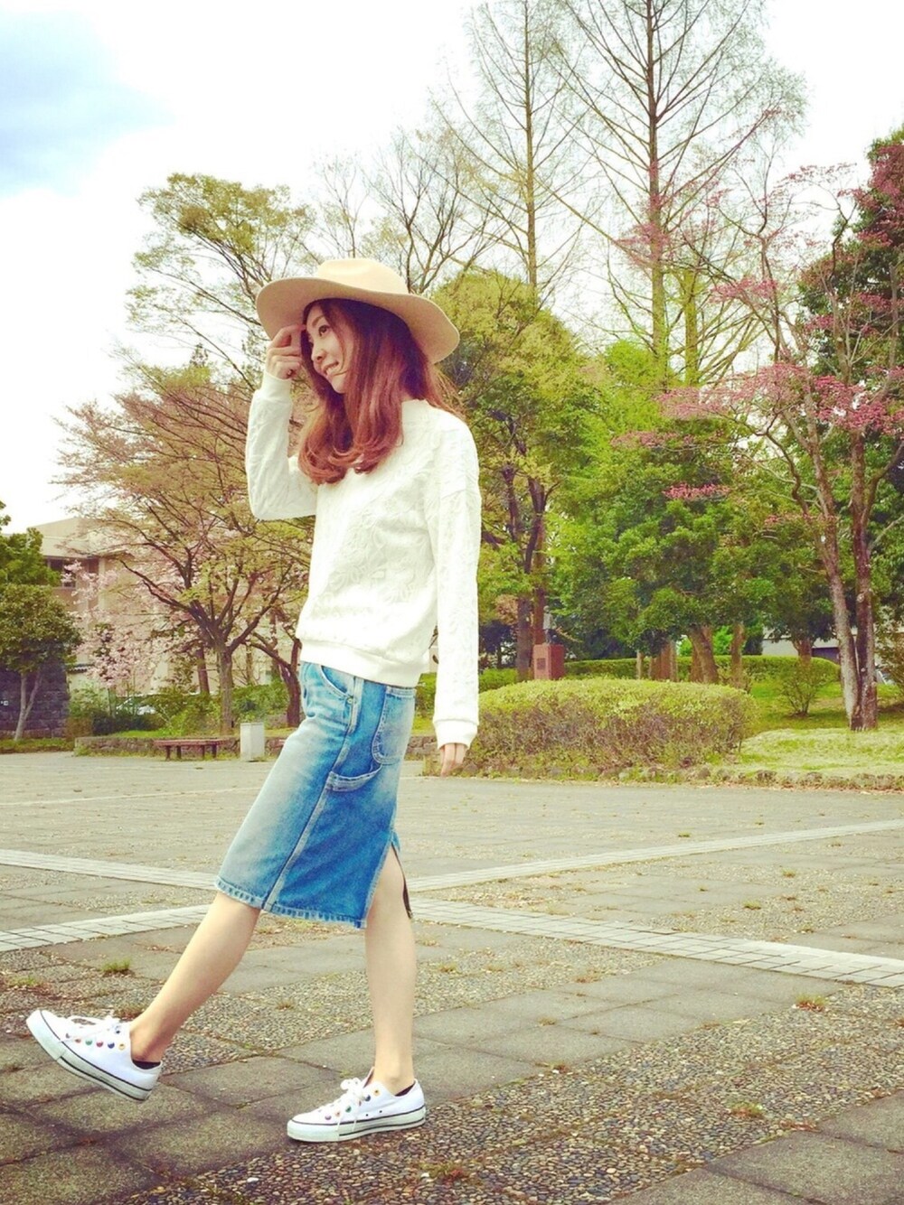 「ハット、白、レーストップス、デニムスカート、デニム、スニーカー、converse、シンプルコーデ、カジュアルコーデ、リラックススタイル」｜「Rodeo Crownsのアイテム（デニムスカート、ブルー系）」を使った、MIKAさん（レディース・163cm）の春コーディネートの1枚目の写真