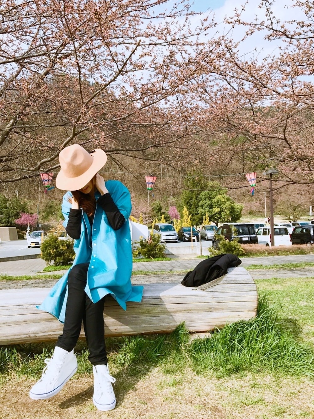「シンプルコーデ、休日スタイル、大人カジュアル、denim、ootd、ハット、デニムワンピース、スニーカー、ハイカットスニーカー、花見」｜「BEAMSのアイテム（ハット、ベージュ系）」を使った、MIKAさん（レディース・163cm）の春コーディネートの1枚目の写真