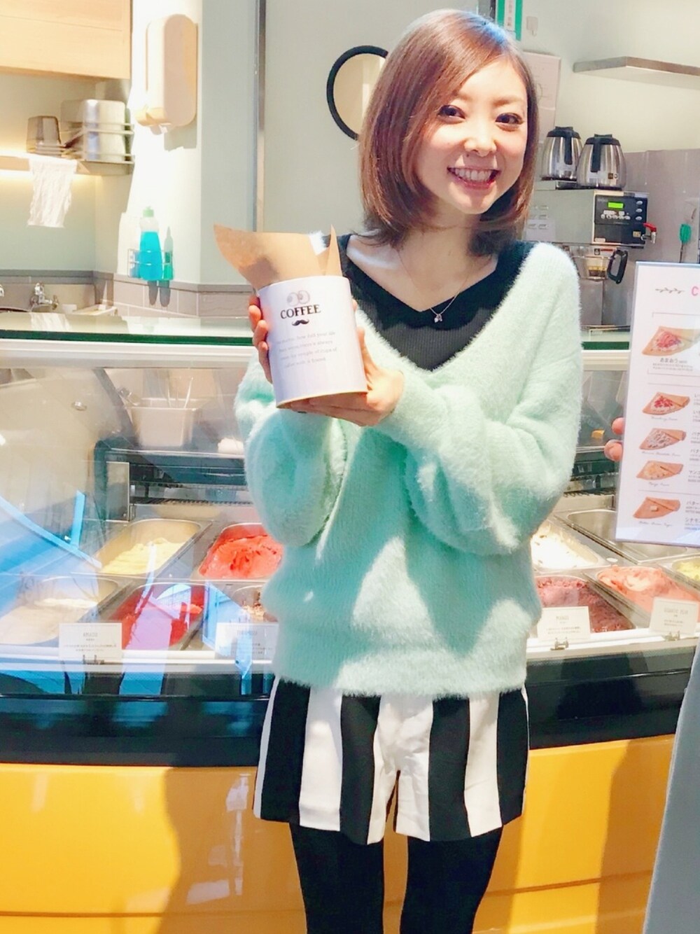 「春、モノトーン、セーター、ライトグリーン、ブルー、ふわふわ、ストライプパンツ、ラクチンコーデ、オトナカジュアル、キレイめ」｜「Andemiuのソデボリュームネコヤーンプルオーバー782705（ニット/セーター、グリーン系）」を使った、MIKAさん（レディース・163cm）の冬コーディネートの1枚目の写真