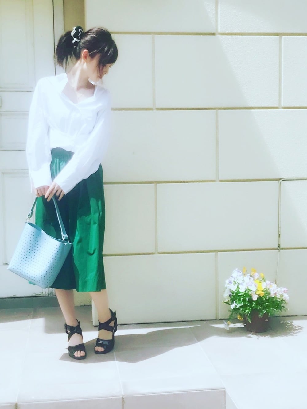 「リゲッタ、白シャツ、シャツコーデ、グリーンスカート、スカートコーデ、シャツスタイル、サンダル、ootd、オトナカジュアル」｜「Re:getAのアイテム（サンダル、ブラック系）」を使った、MIKAさん（レディース・163cm）の春コーディネートの1枚目の写真